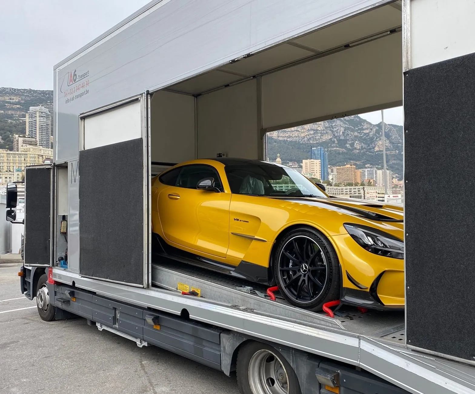 Gele Mercedes-AMG GT Black Series in een gesloten transporter, Monaco erachter