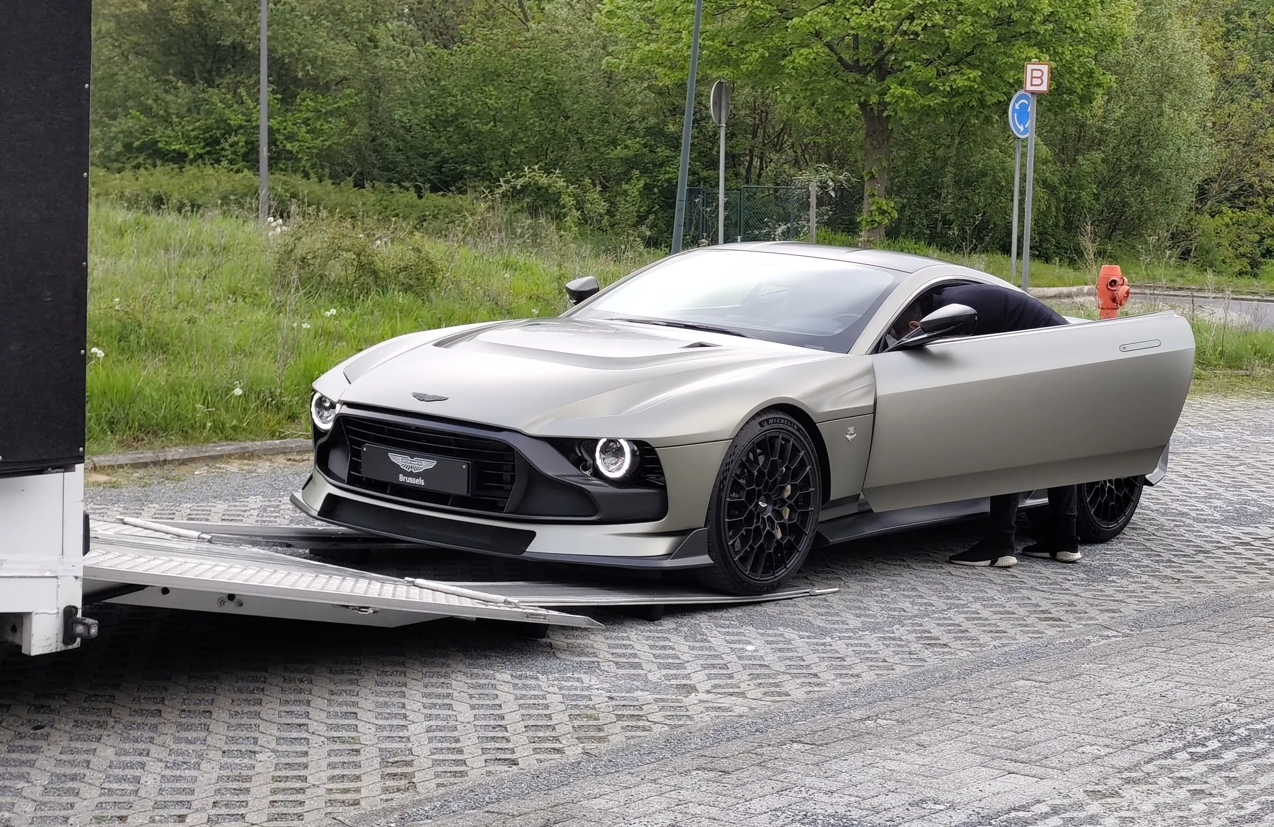 Aston Martin Valour driekwart voor op de oprijplaten