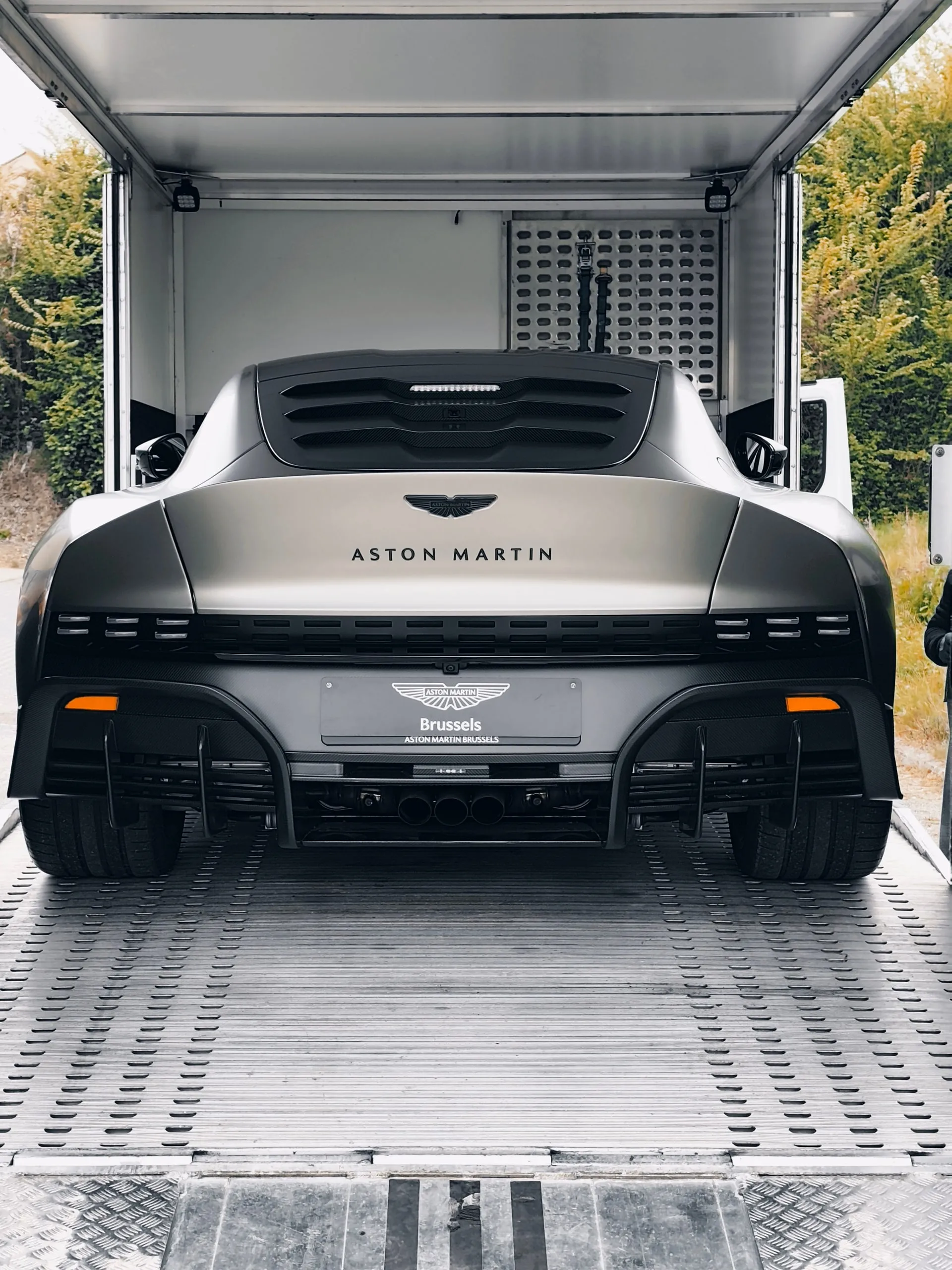 Achterzijde van een Aston Martin Valour in een gesloten trailer