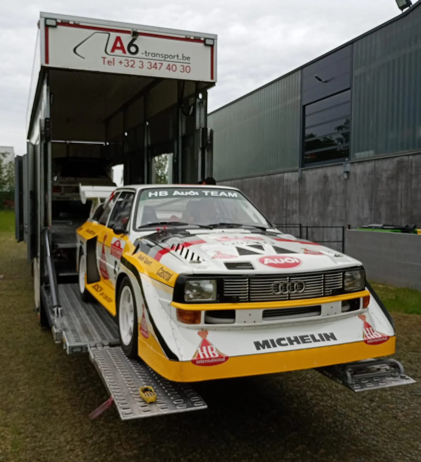 Audi Sport quattro S1 rijdt de platen van een gesloten transporter af