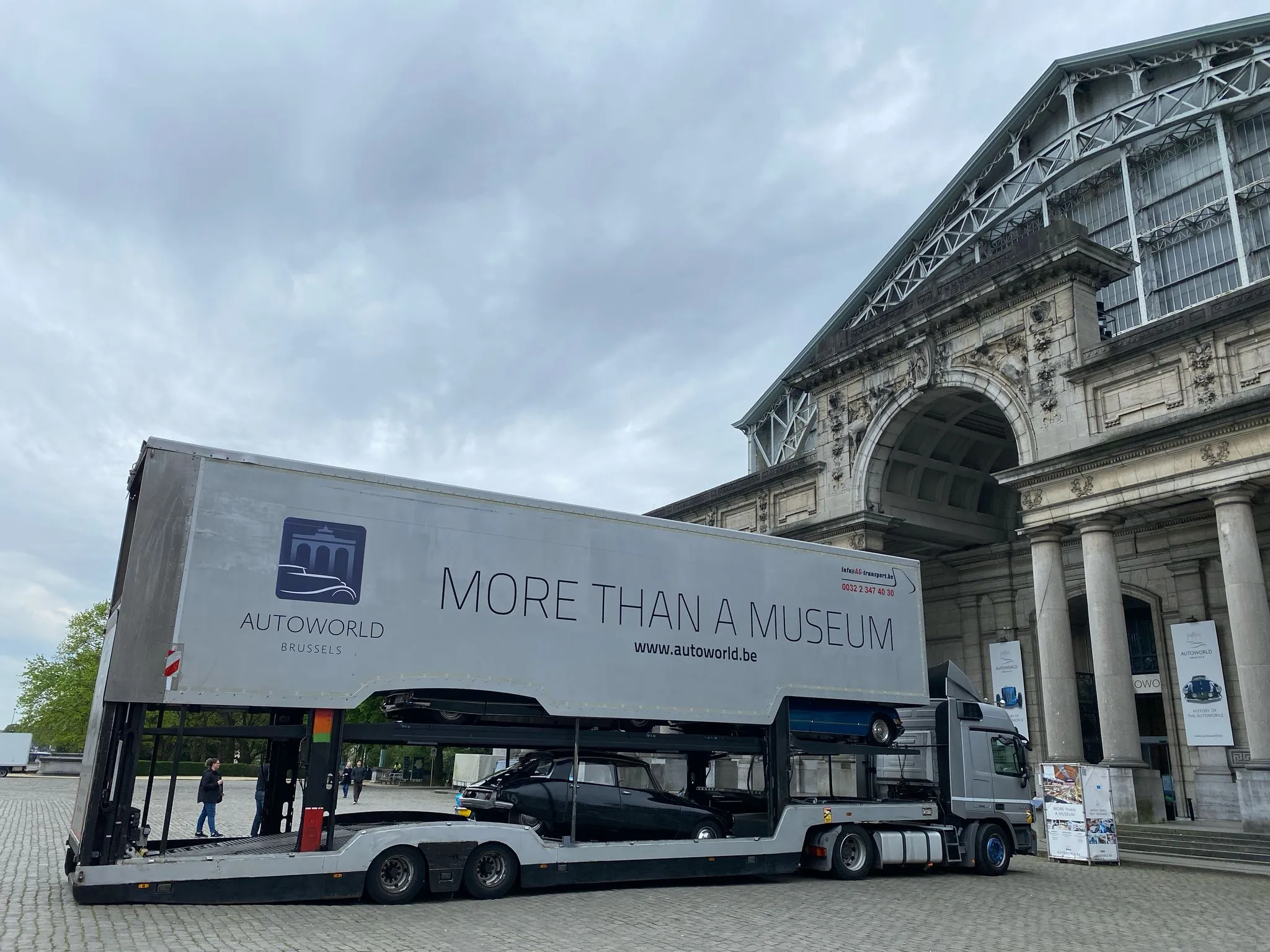 Autotransporter in Autoworld-belettering voor de museumingang