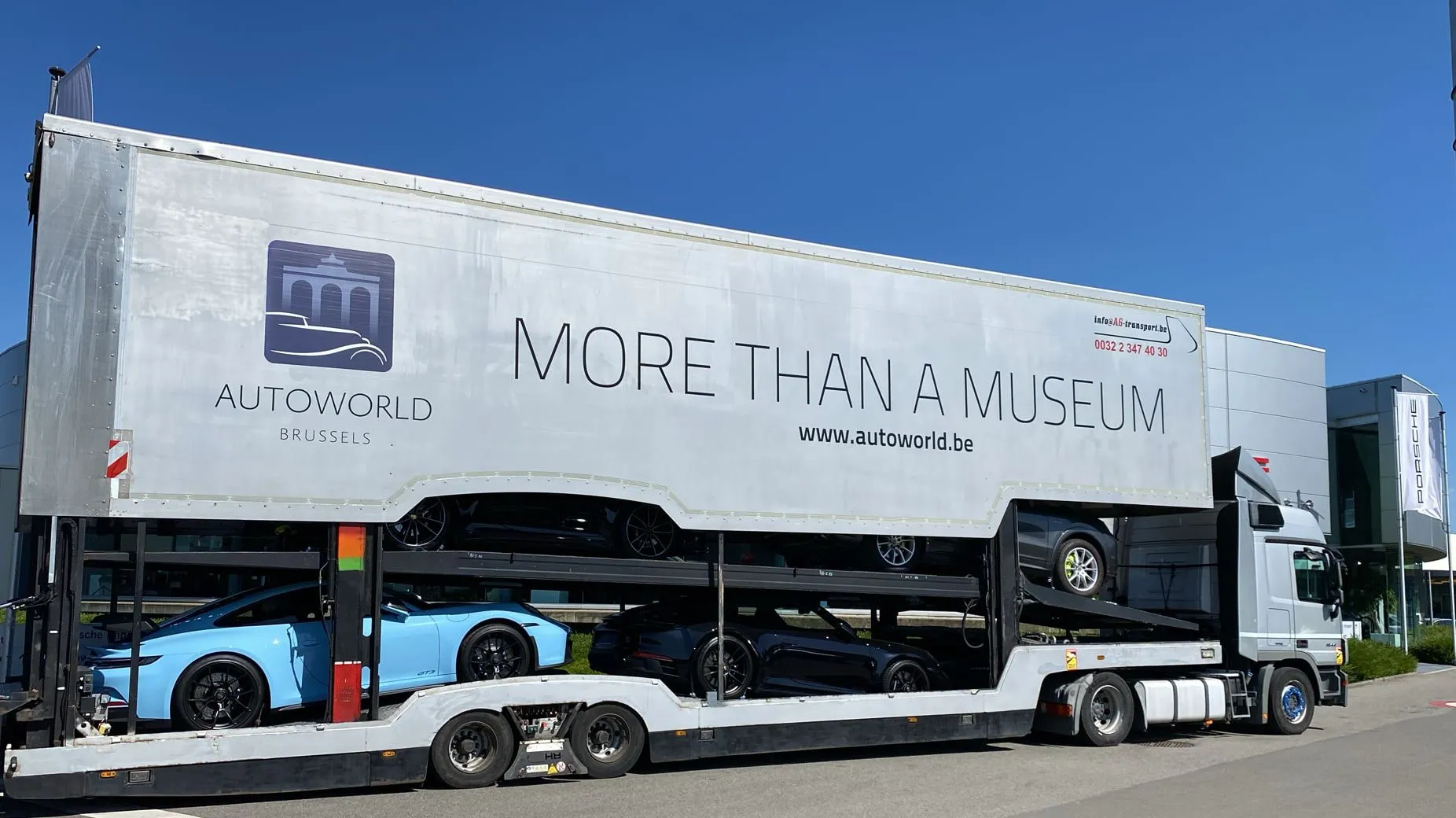 Autotransporter geladen voor een Porsche-concessie
