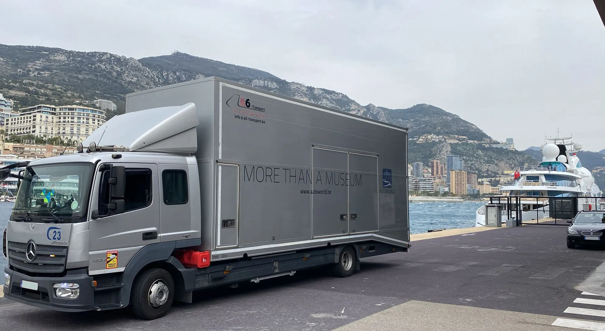 Gesloten transporter op de kaai in de haven van Monaco