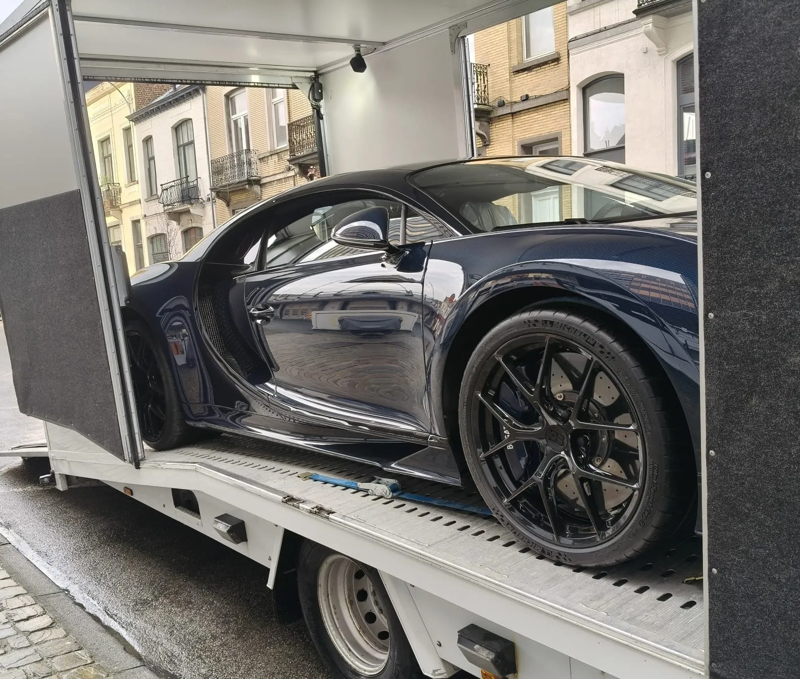 Bugatti Chiron op het dek van een gesloten transporter