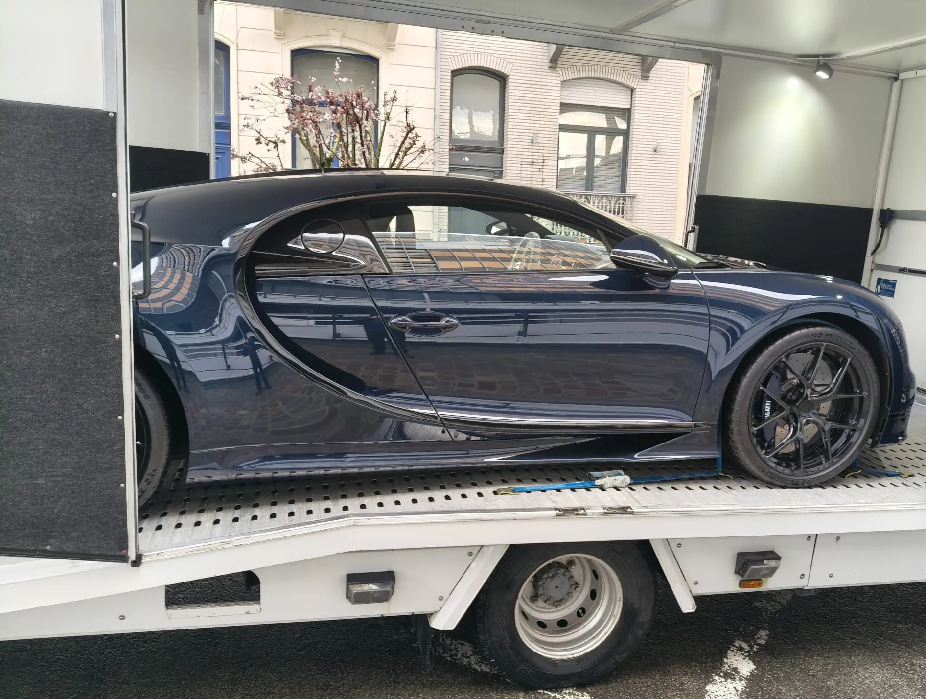 Profiel van een Bugatti Chiron in een gesloten trailer