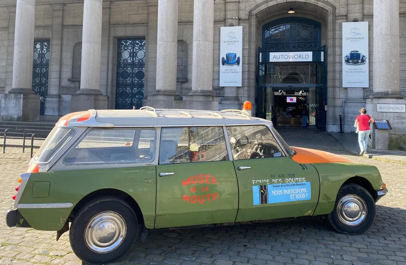 Citroën break in oude belettering voor de ingang van Autoworld
