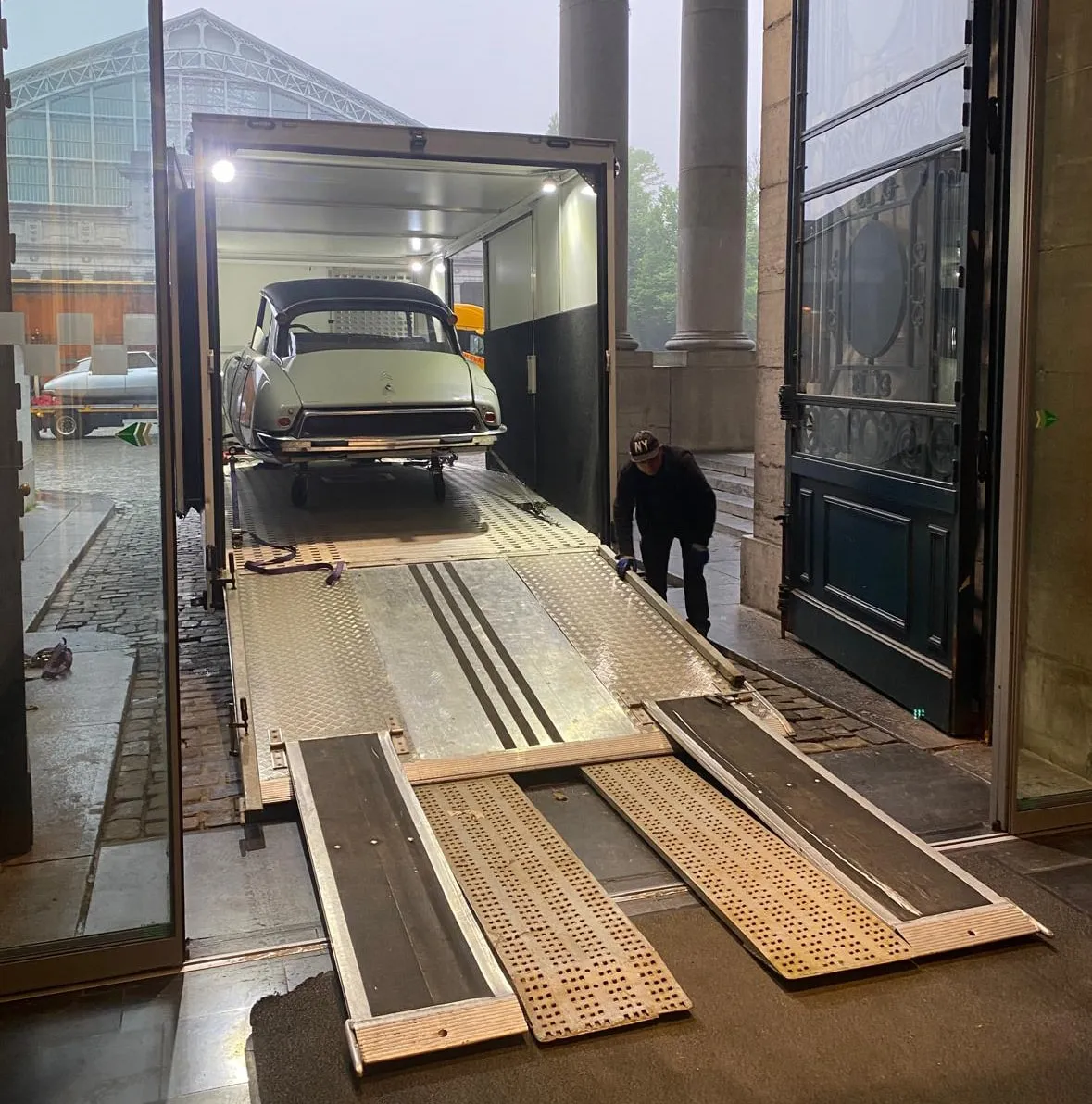 Citroën DS in de transporter, kleppen tot aan de museumdeur in de regen