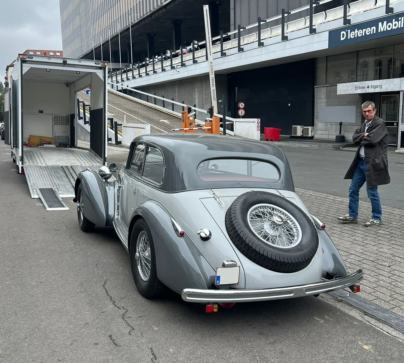 Grijze vooroorlogse cabriolet in een Brusselse straat