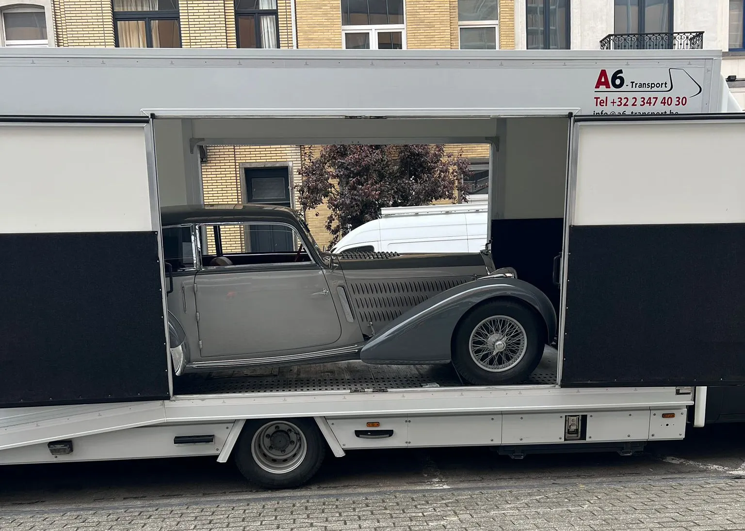 Klassieke cabriolet in een gesloten trailer