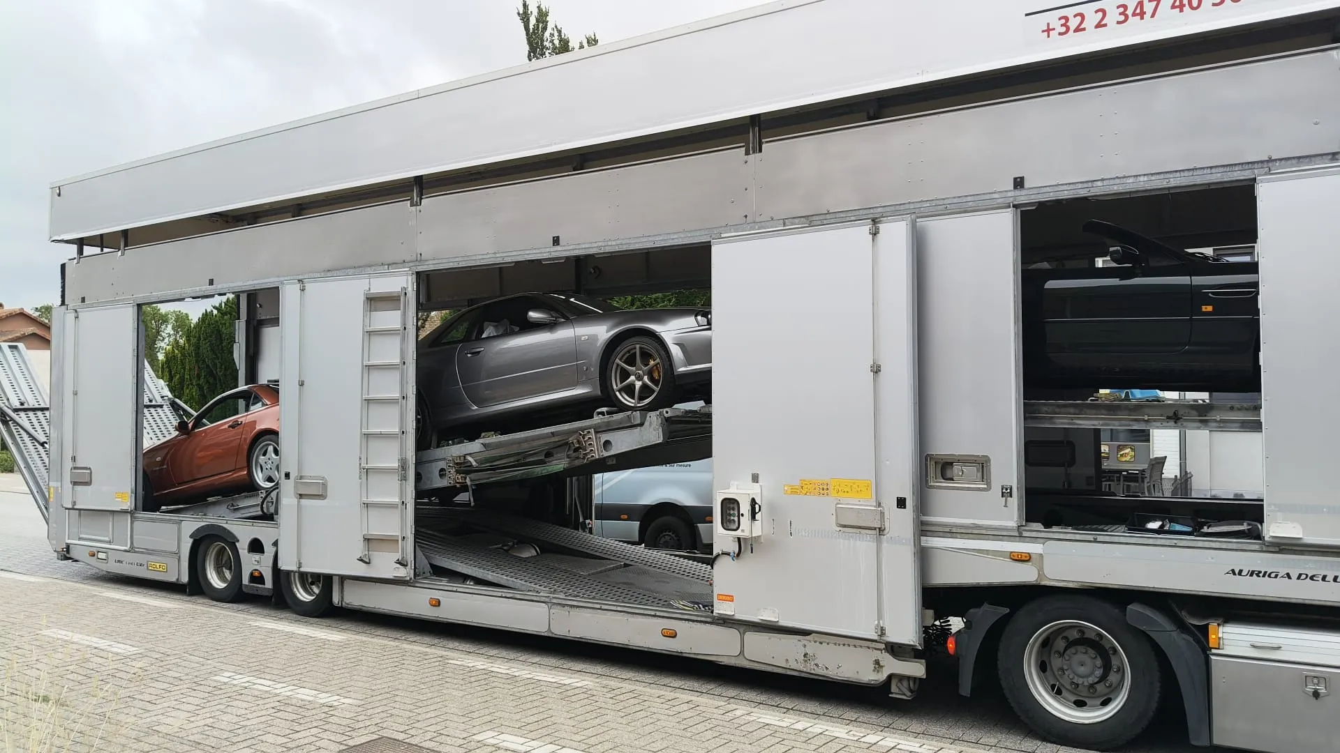 Transporter met meerdere dekken geladen met klassieke Mercedes