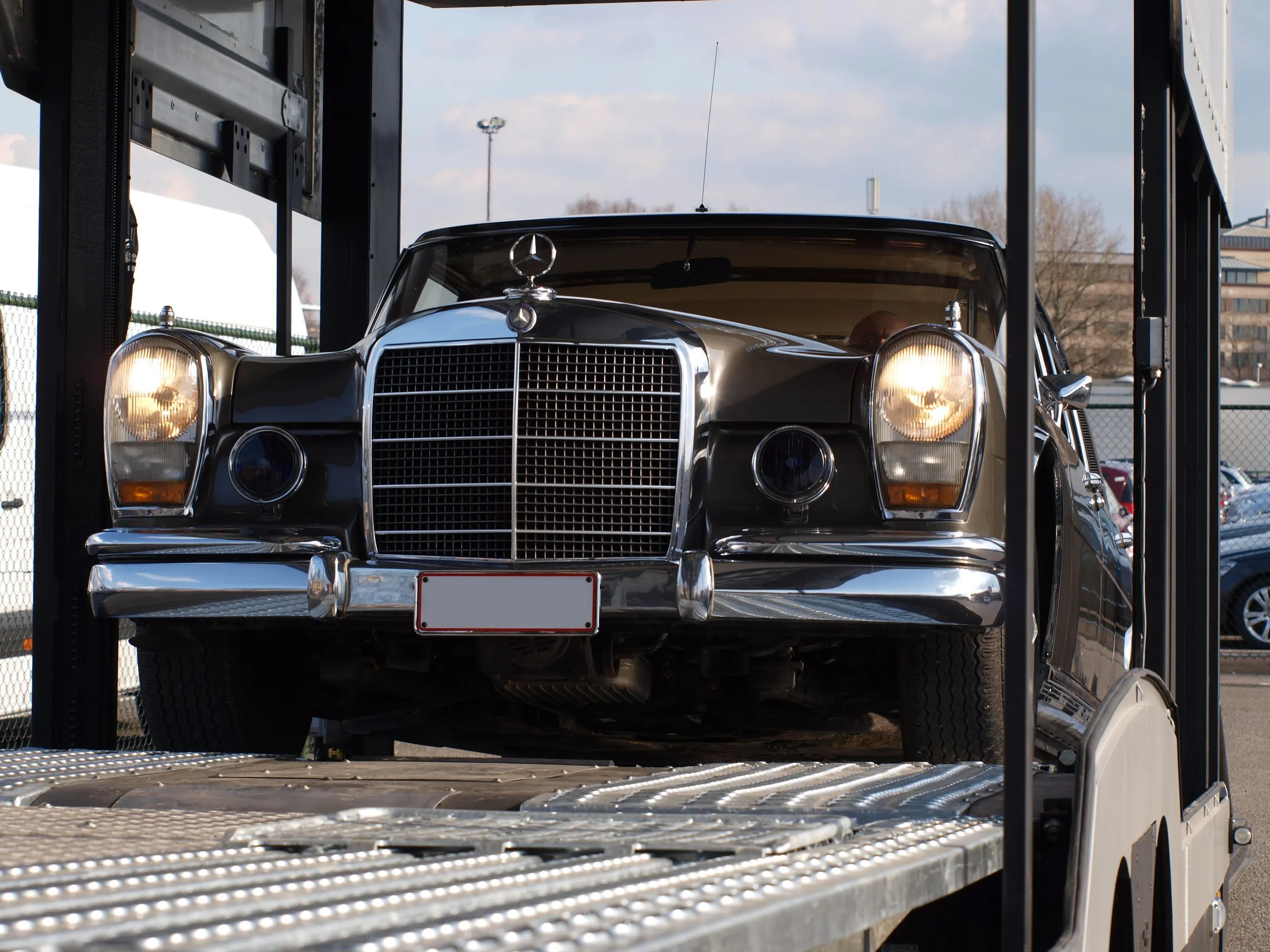 Klassieke Mercedes-sedan met chromen grille, met de neus vooruit op het dek geladen
