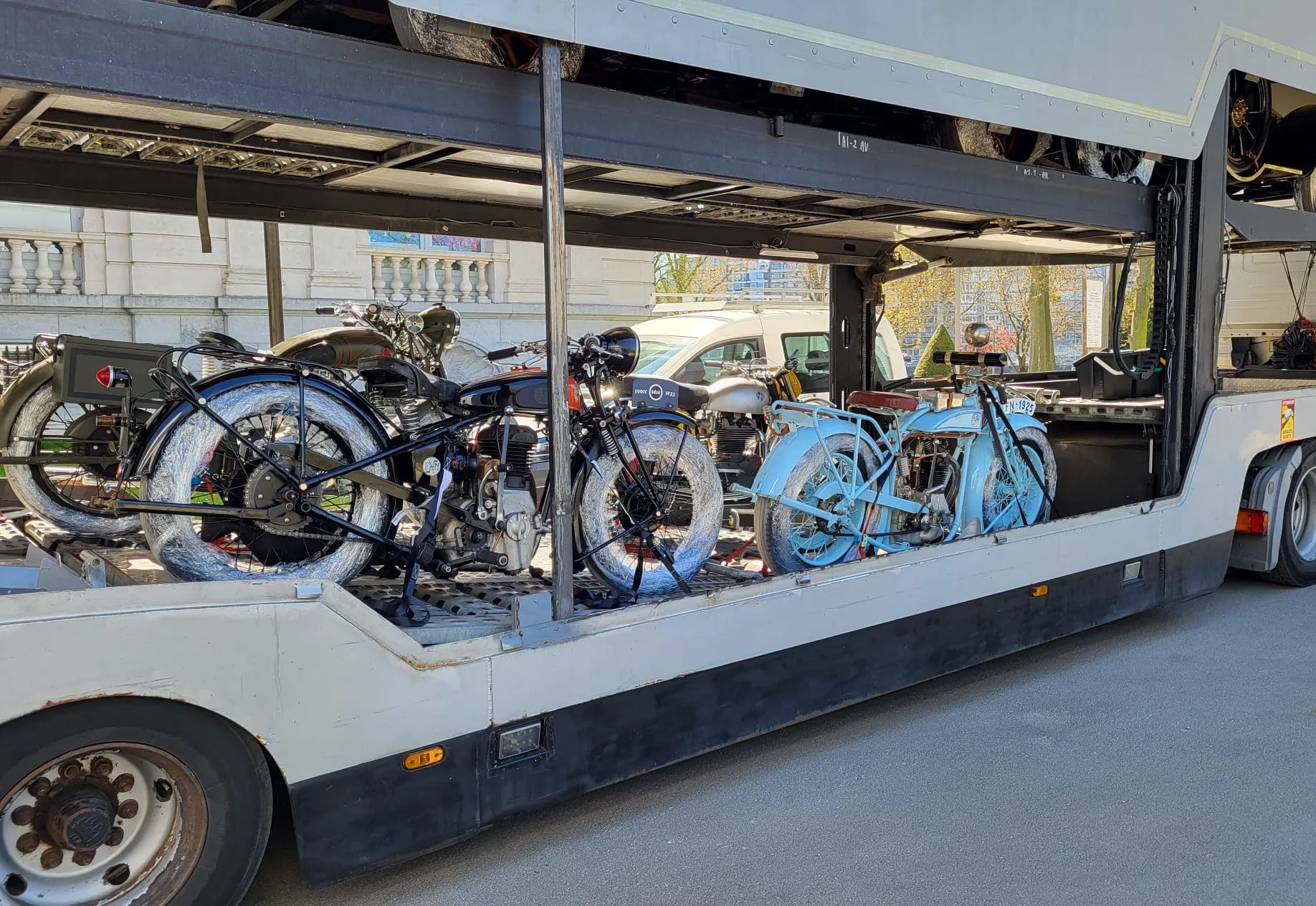 Klassische Motorräder aufgereiht auf dem unteren Deck eines Transporters