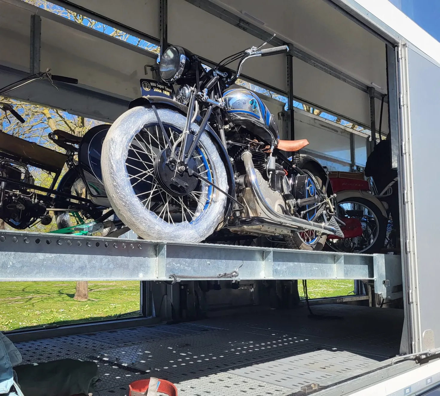 Oude motorfietsen vastgesjord op het bovendek van een transporter