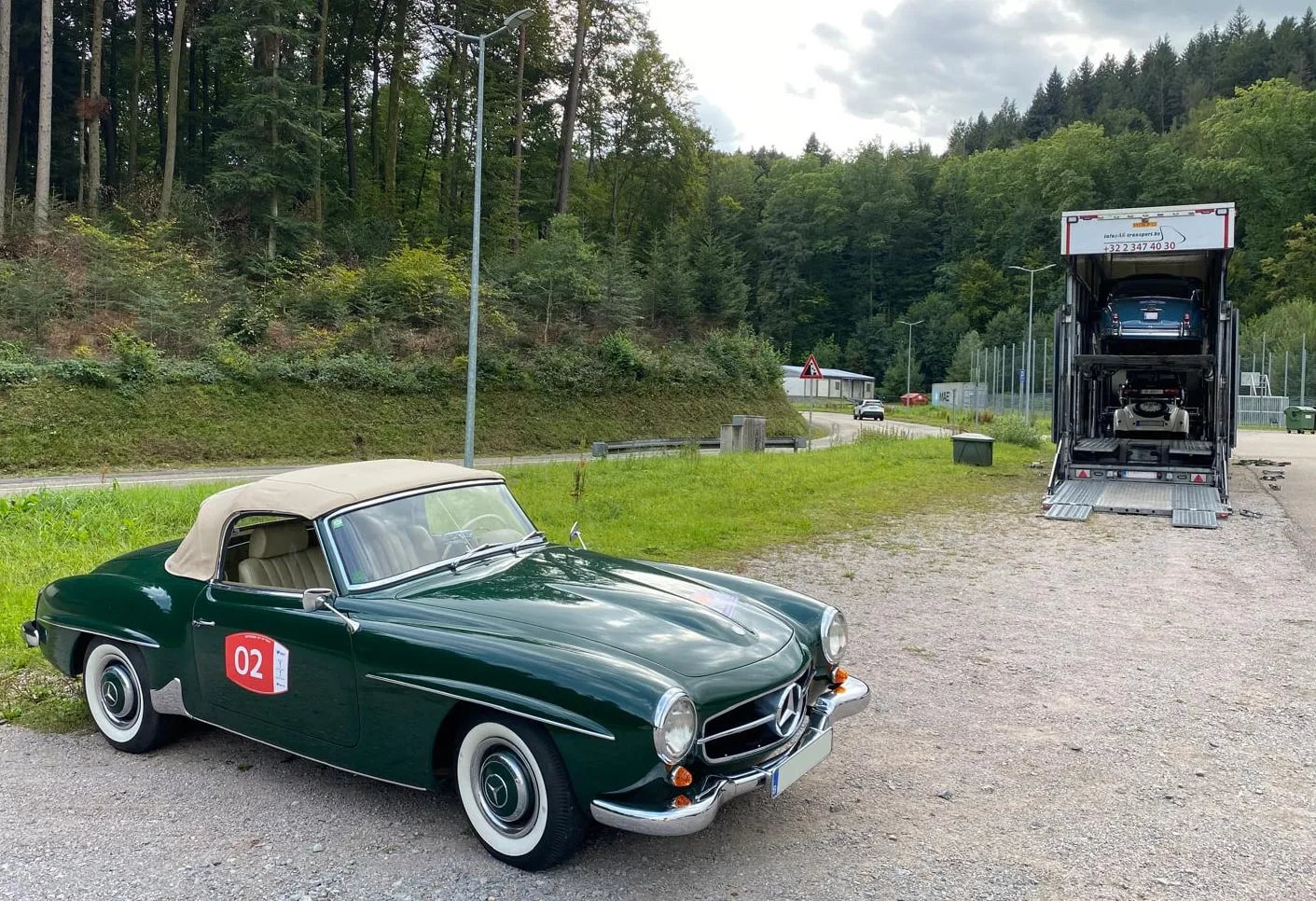 Groene klassieke Mercedes roadster voor de open transporter