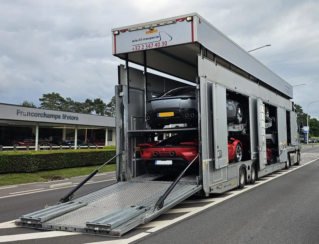 Autotransporter met platen neer langs de weg