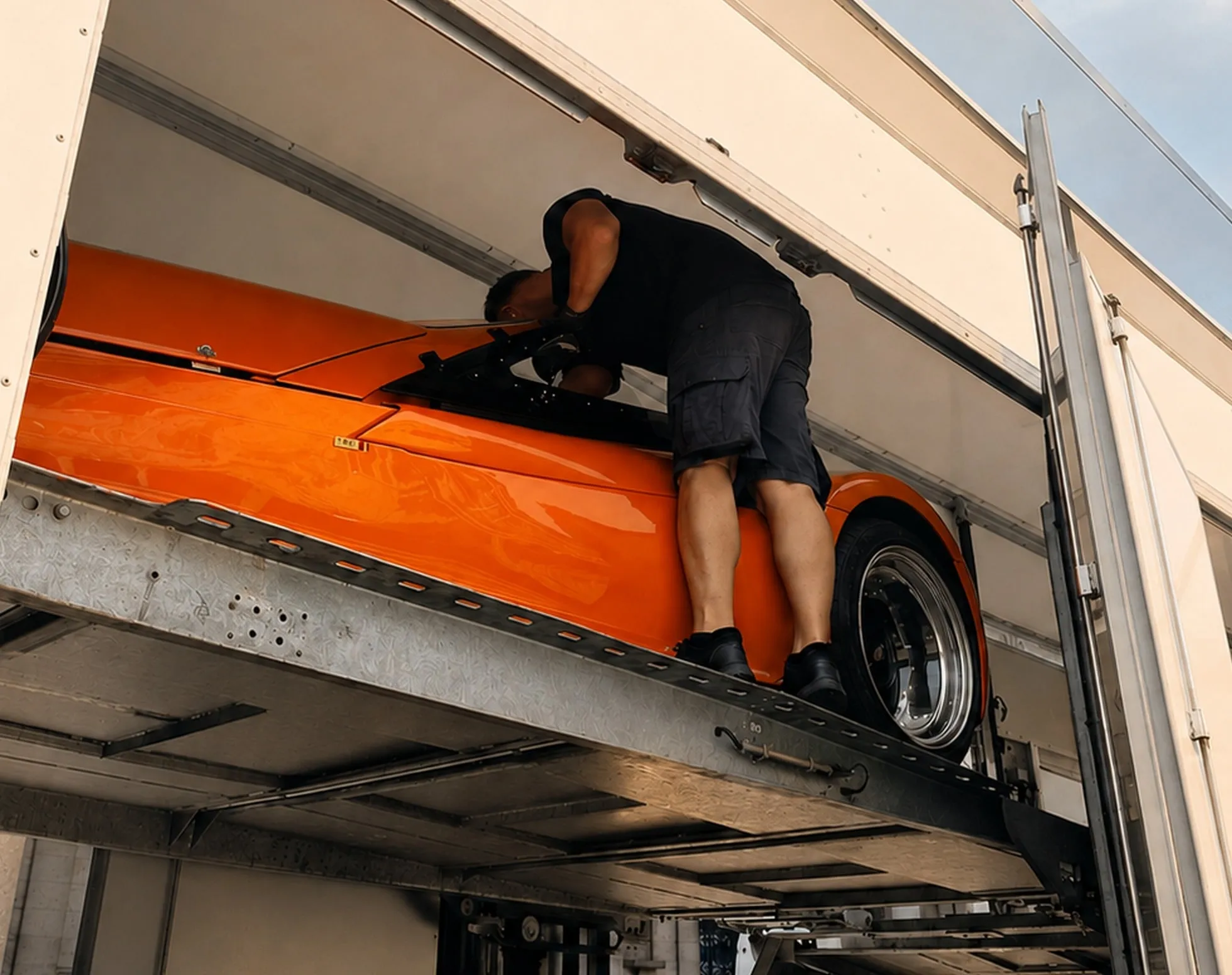 Medewerker maakt de spanbanden van een wagen op het bovendek los