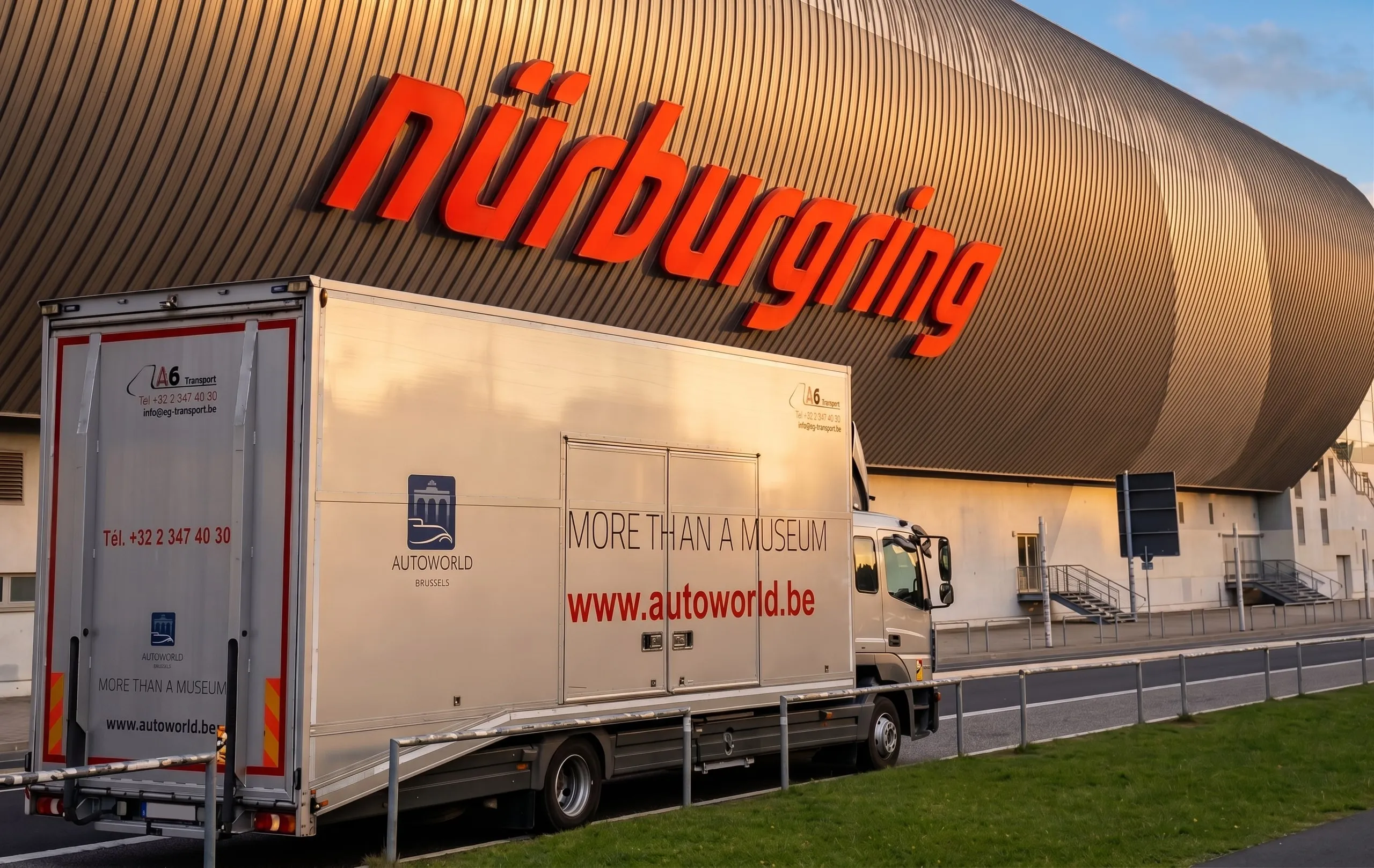 Geschlossener Autotransporter vor dem Eingang des Nürburgrings
