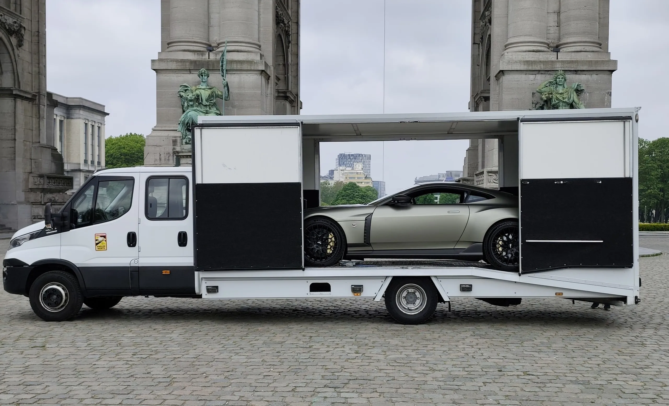 Geschlossener Transporter unter den Arkaden des Cinquantenaire in Brüssel