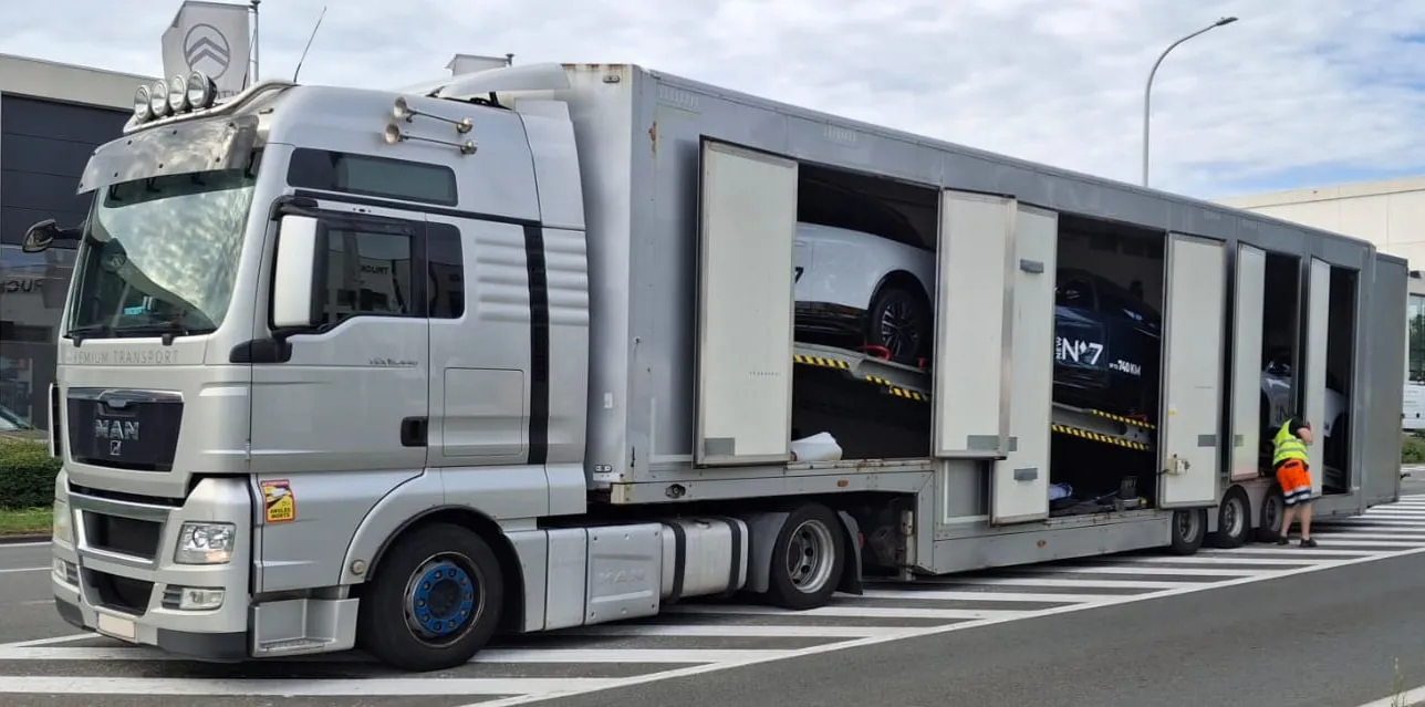 Autotransporter met meerdere dekken voor een concessiegebouw