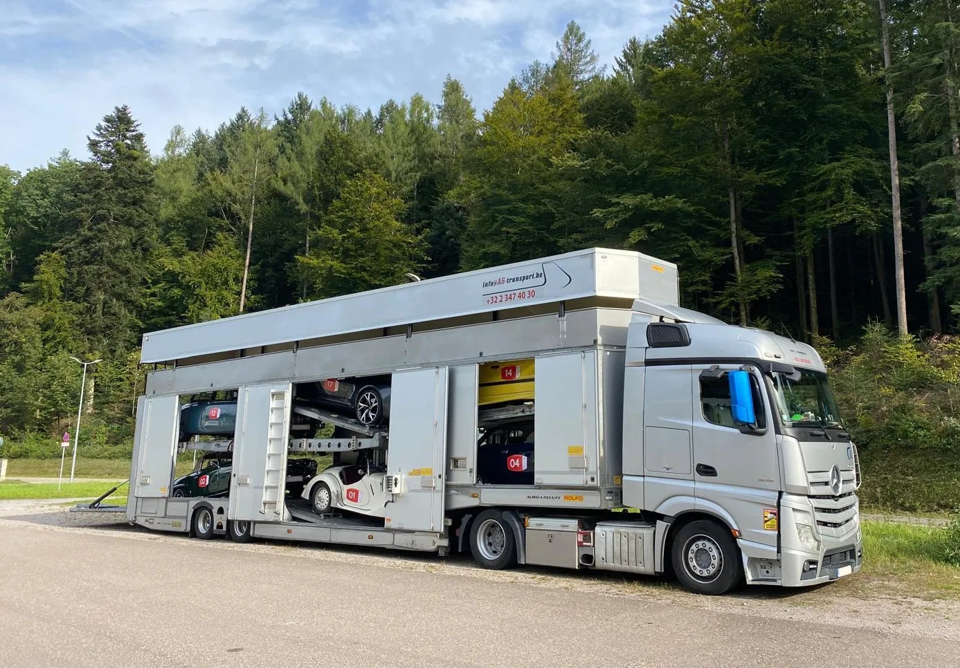 Seitenansicht des geschlossenen Transporters, beide Decks offen, im Wald