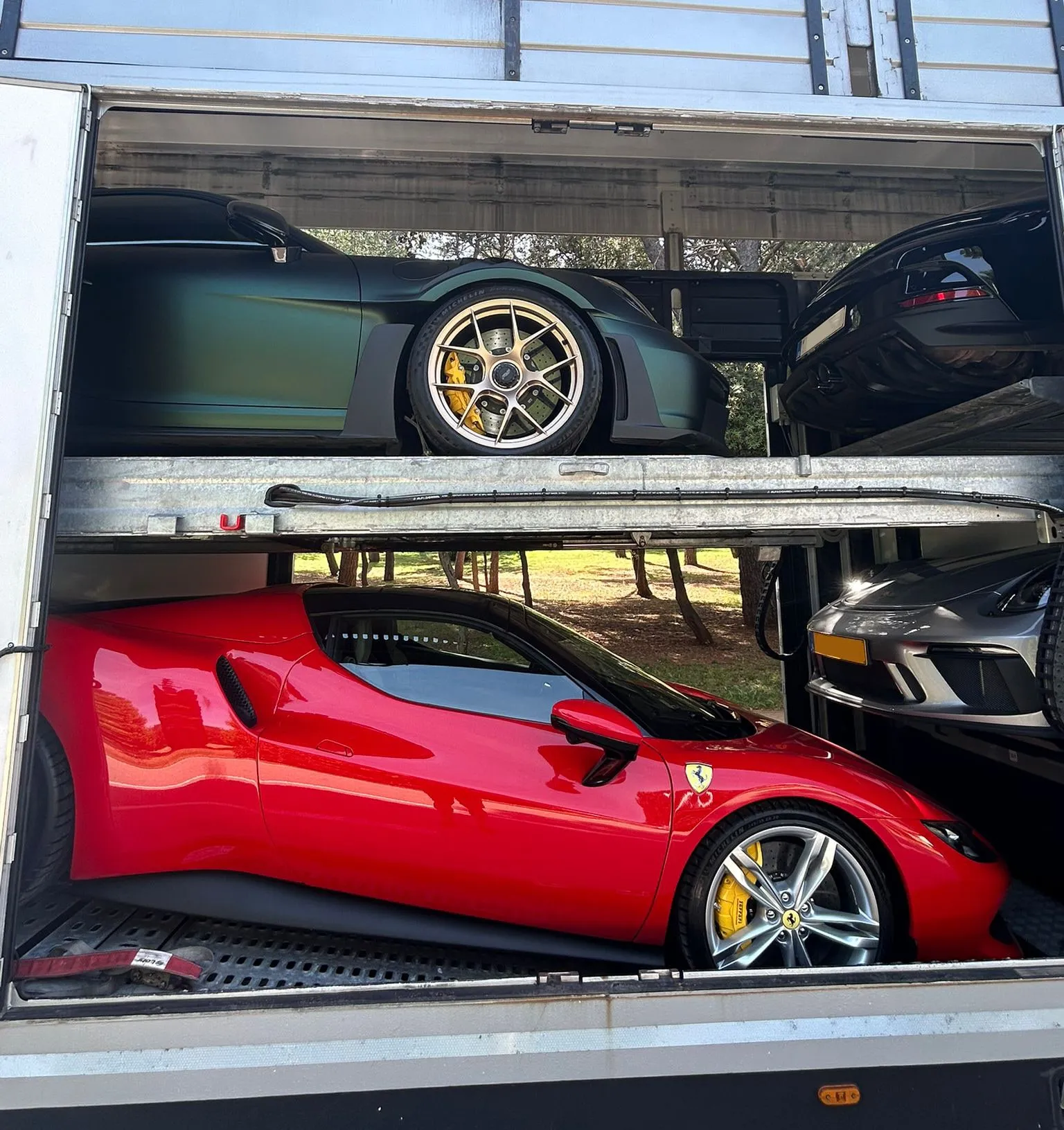 Rode Ferrari 296 op het onderdek, Porsche GT3 RS erboven