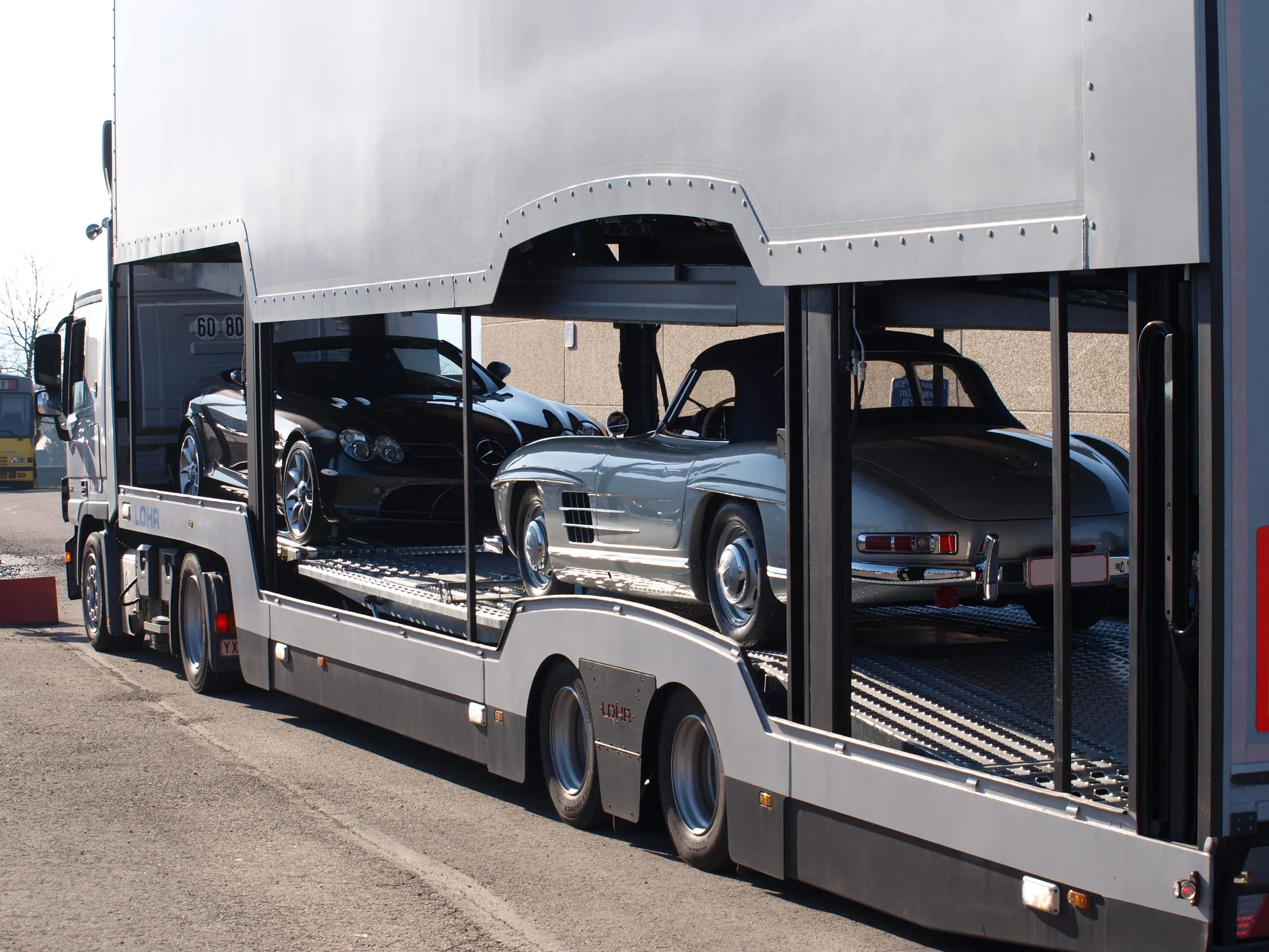Mercedes 300 SL Gullwing en SLR McLaren op de twee dekken van dezelfde transporter