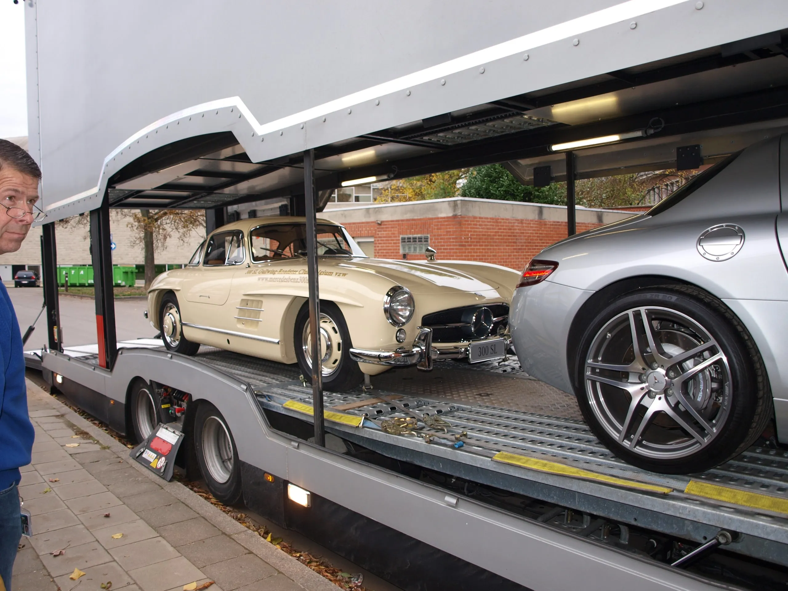 Mercedes 300 SL Gullwing en SLS AMG naast elkaar op een transporterdek