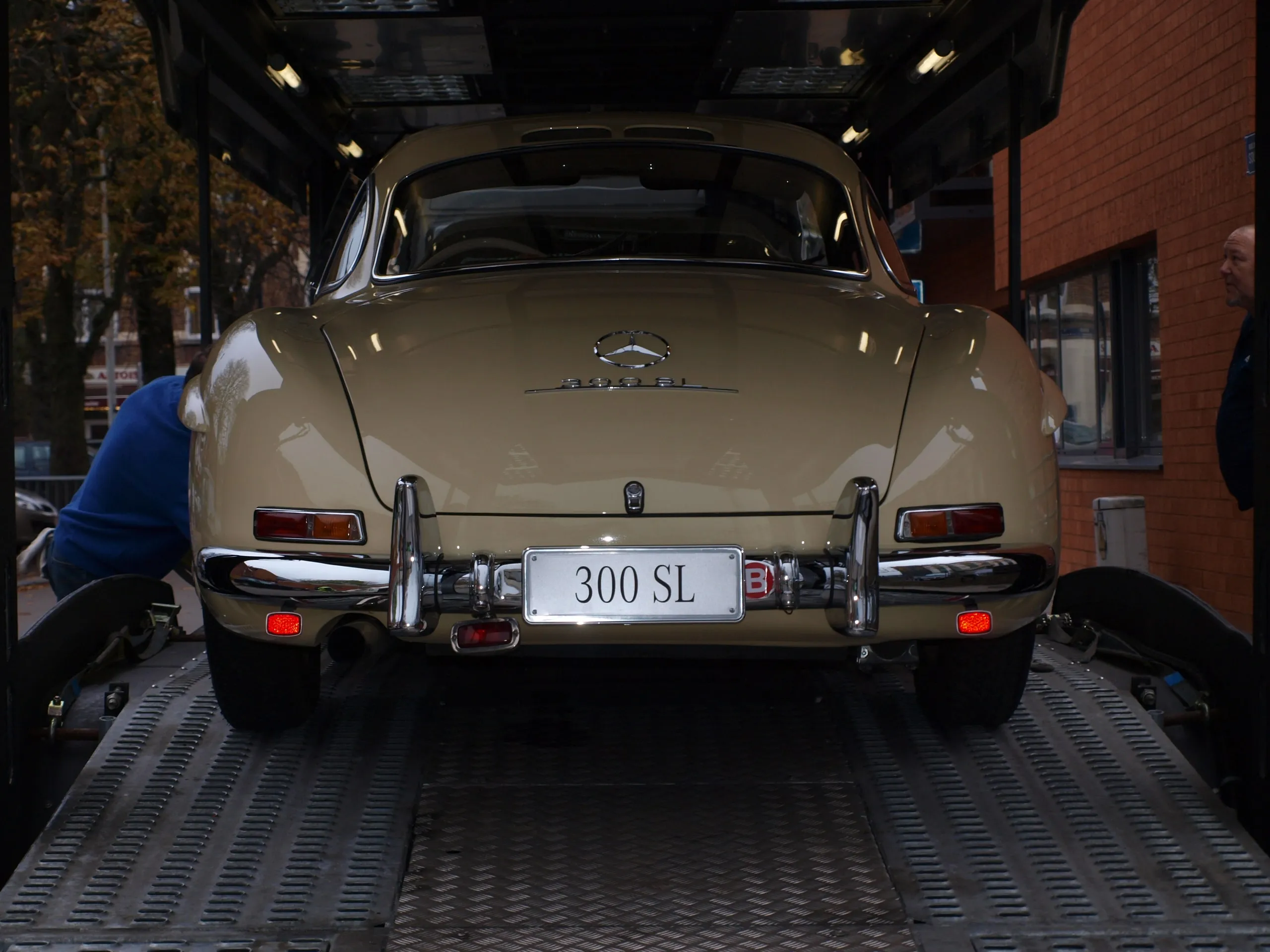 Achterzijde van een Mercedes 300 SL Gullwing met embleem, in een transporter