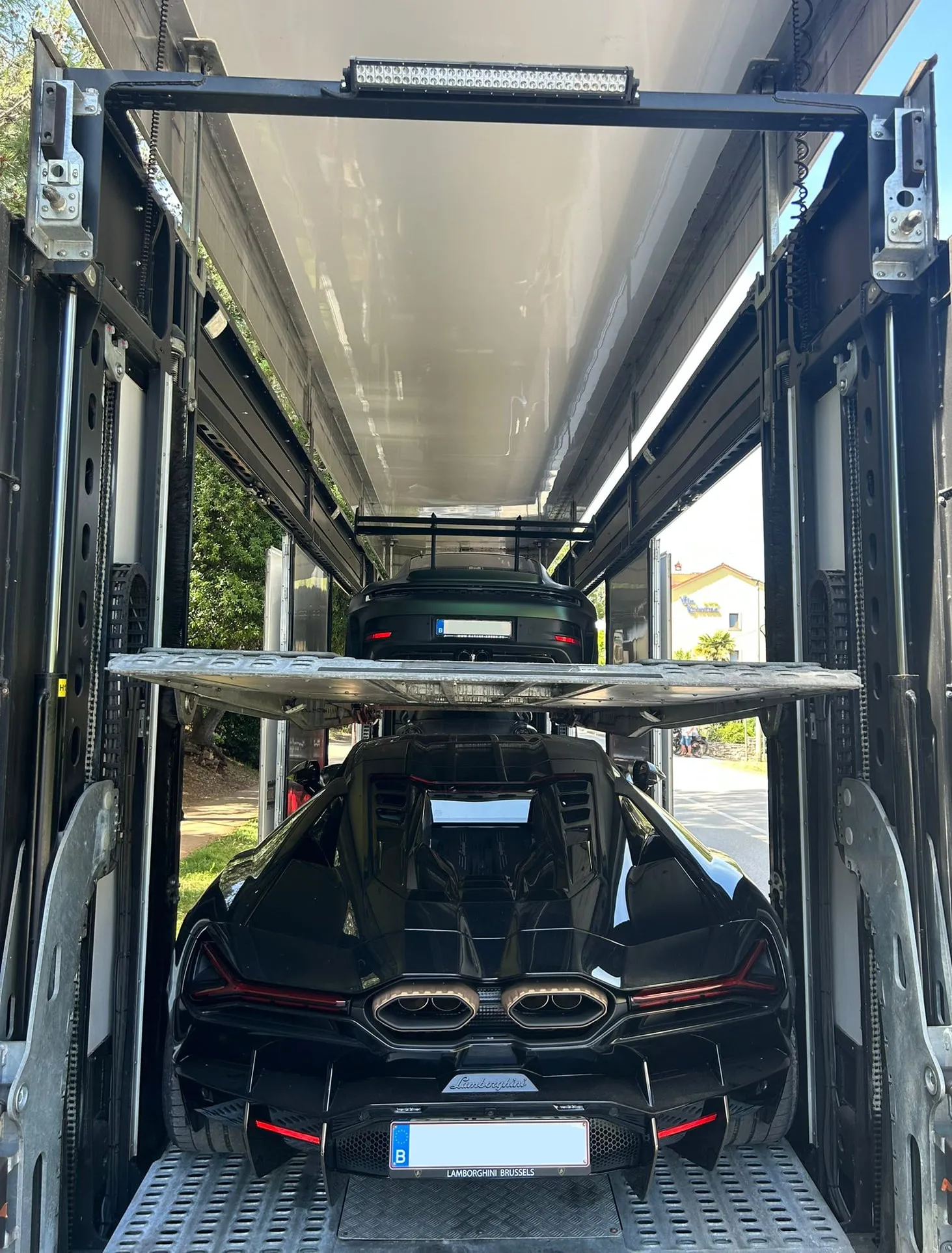 Lamborghini Revuelto gezien vanaf de achterzijde van een transporter met dubbel dek