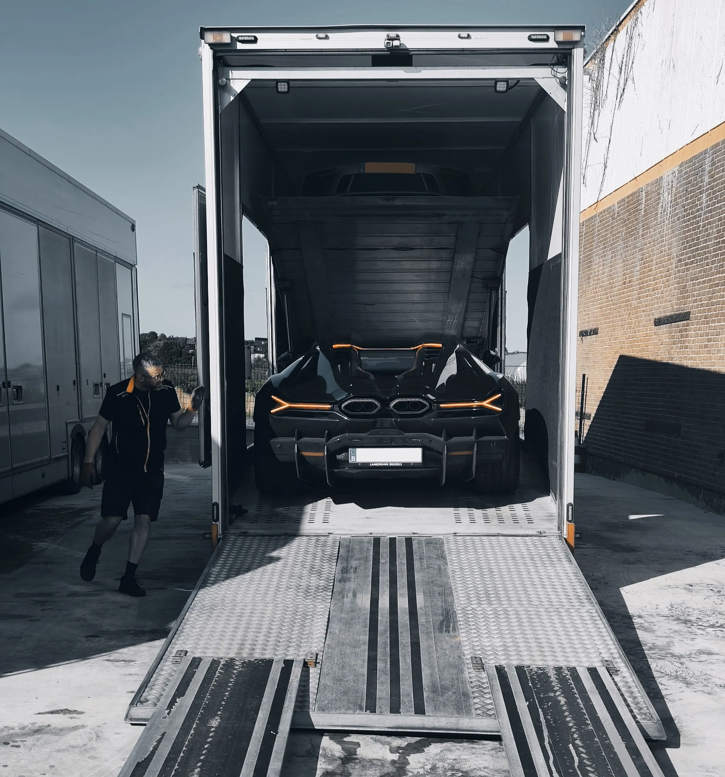 Lamborghini Revuelto geladen, platen op de grond gelegd