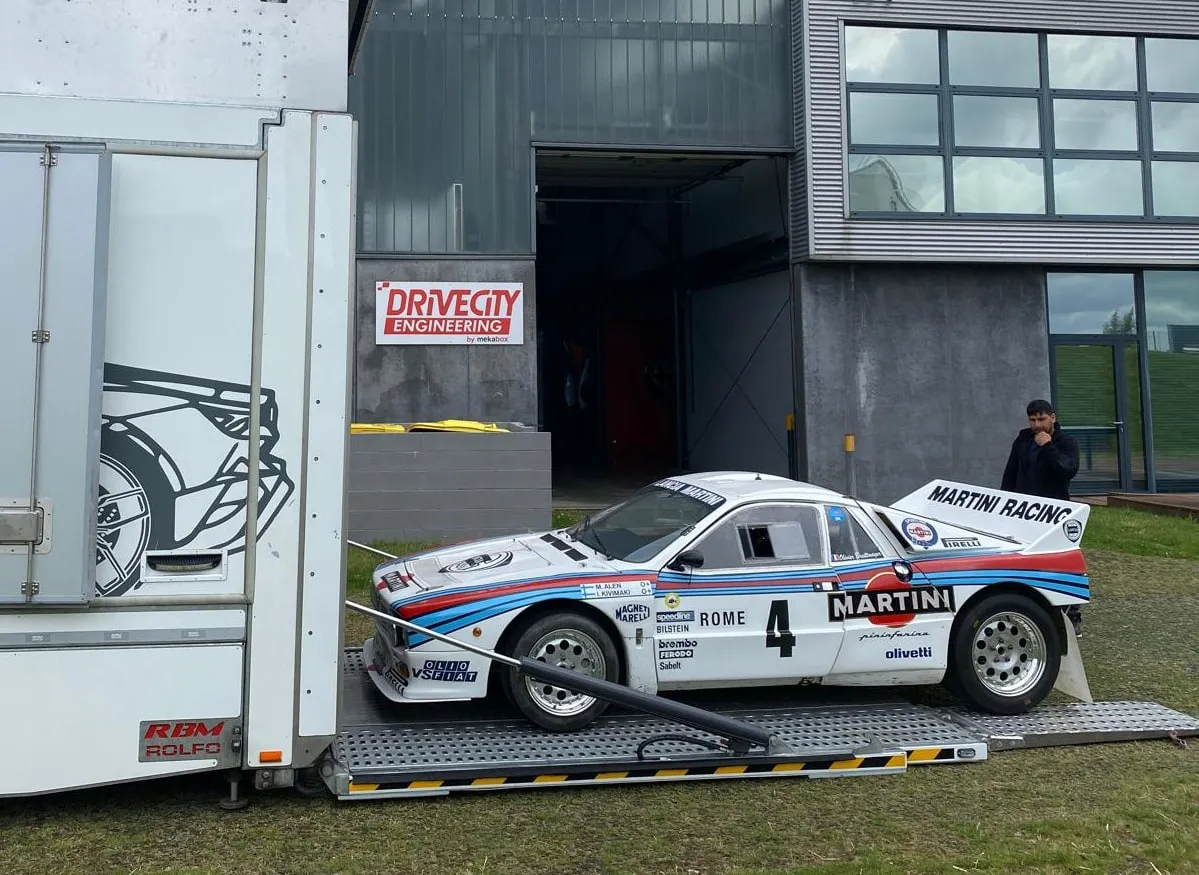 Lancia 037 in Martini Racing-uitvoering naast de oprijplaten