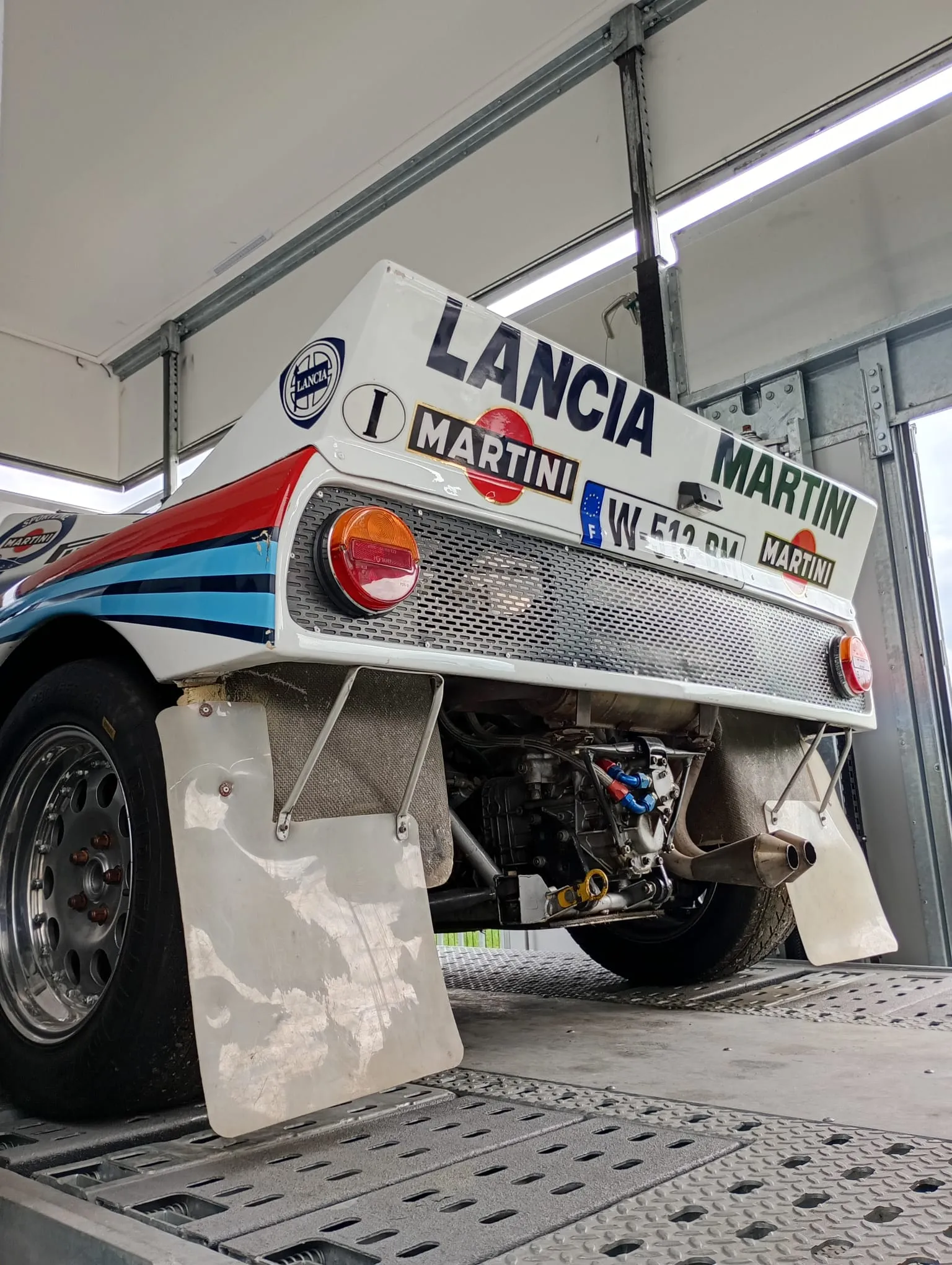 Detail van de achtervleugel van een Lancia 037 Martini Racing