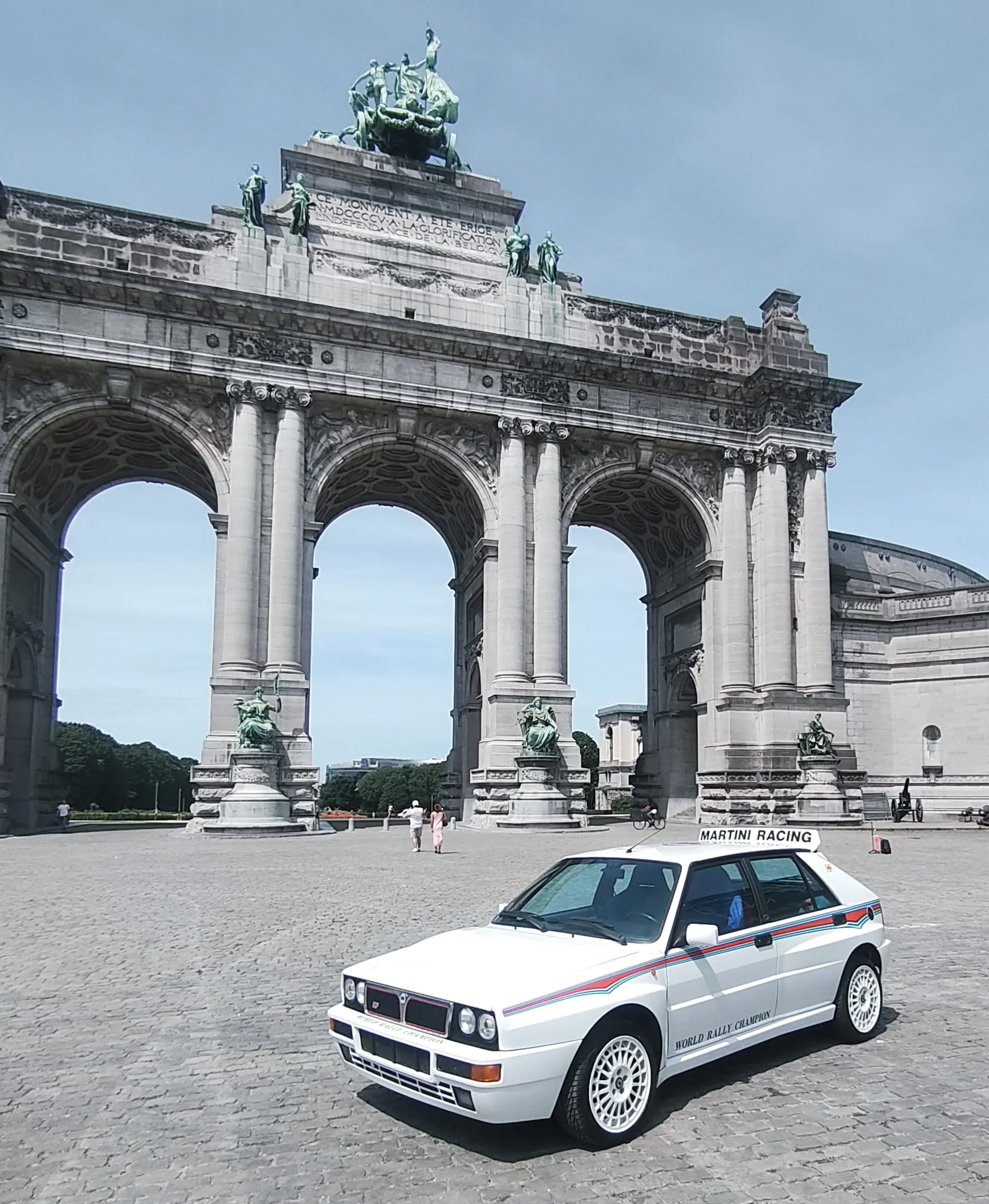 Witte Lancia Delta Integrale voor de boog van het Jubelpark