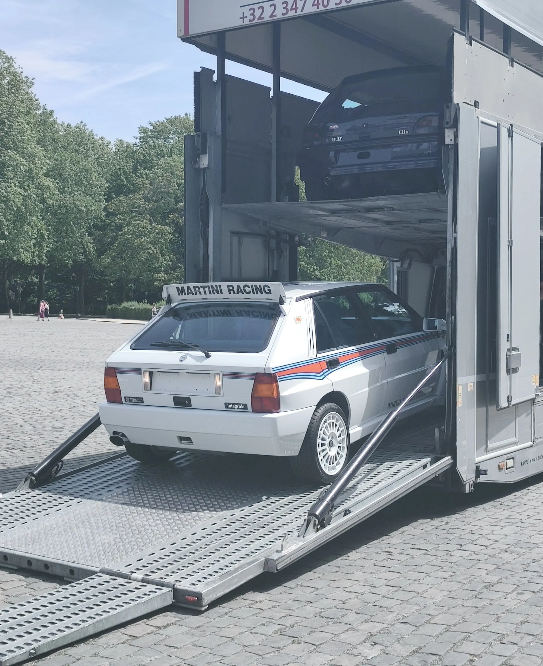 Lancia Delta Integrale rijdt de platen af op kasseien