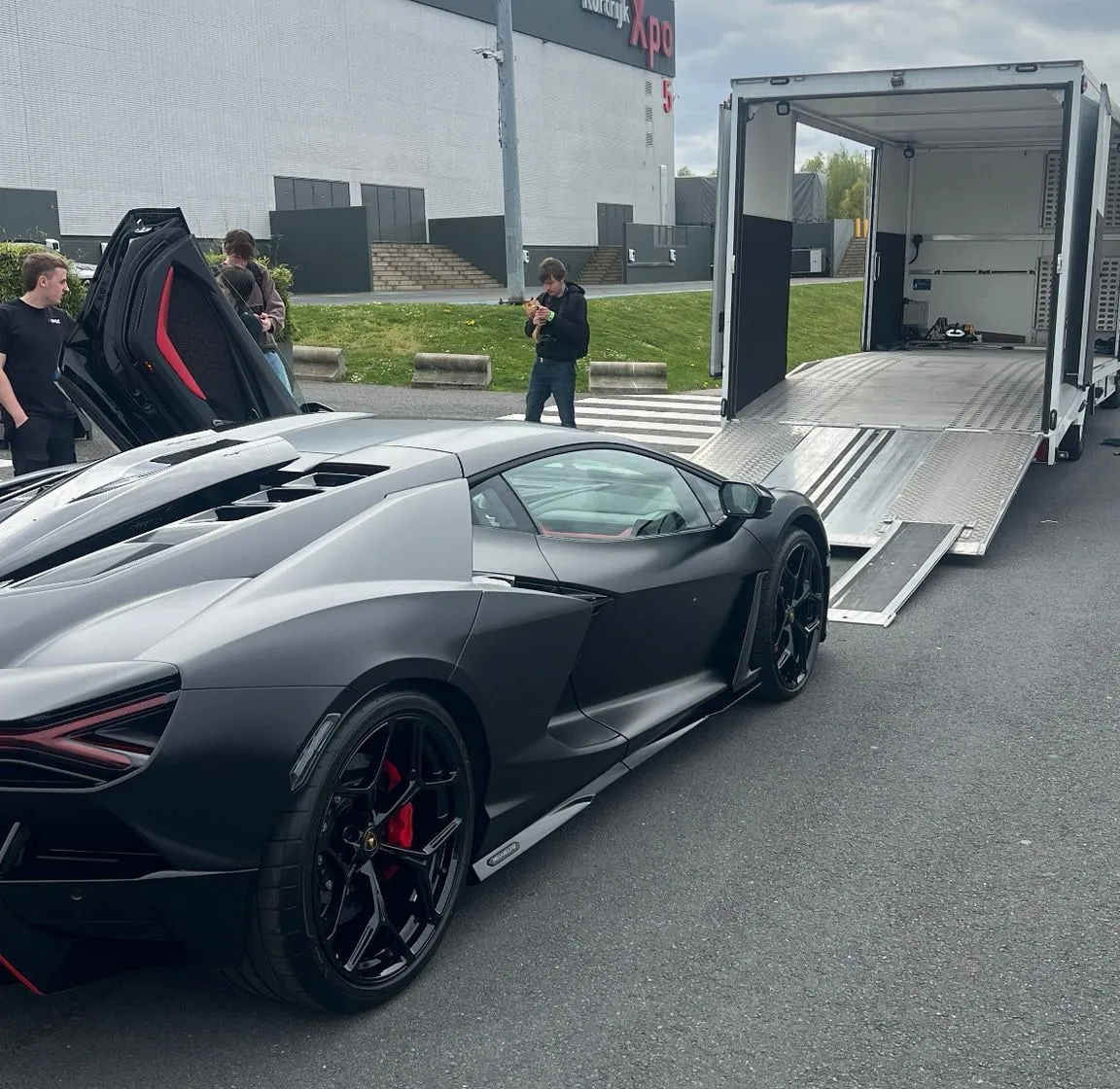 Matzwarte Lamborghini gelost op een evenement