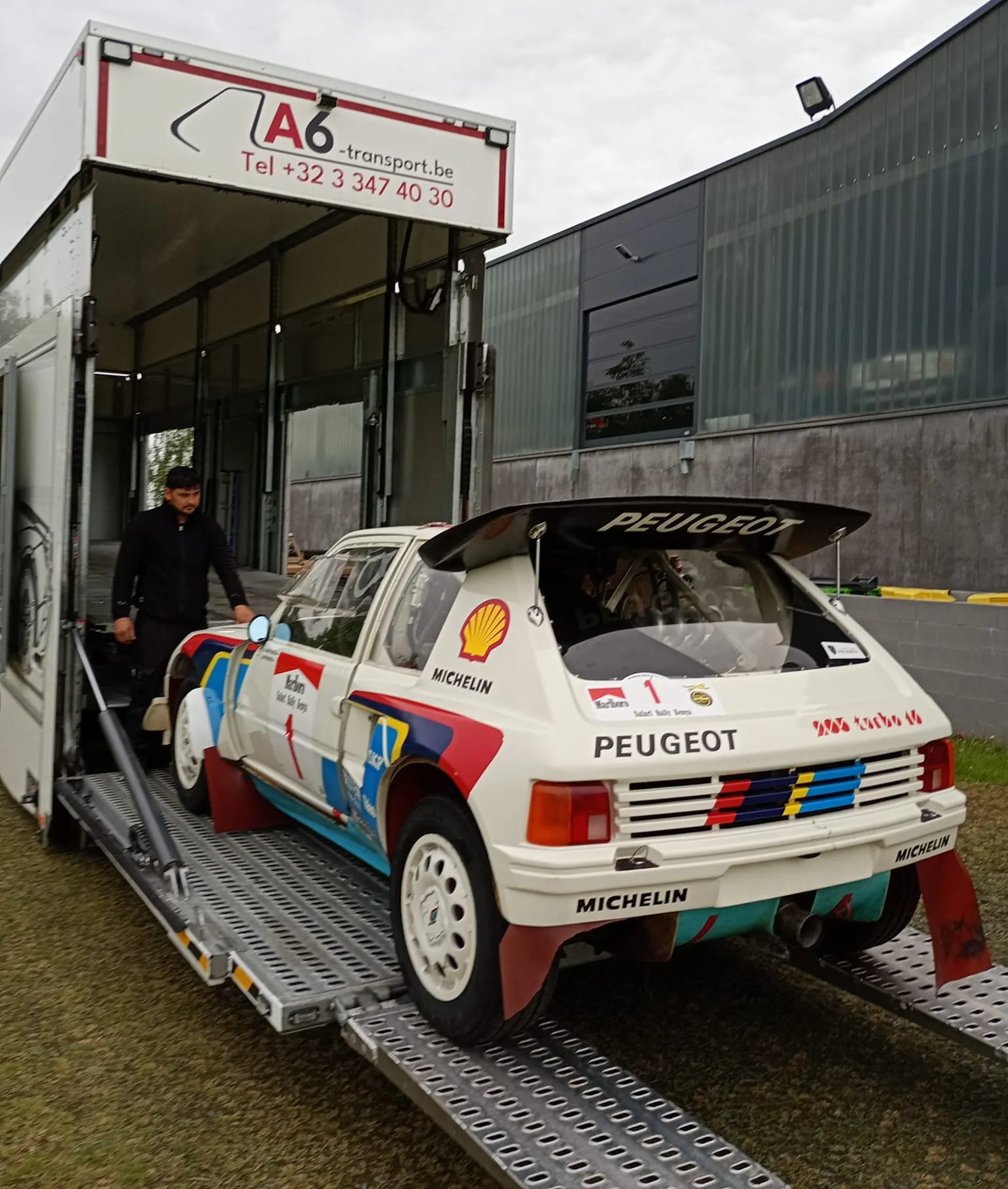 Peugeot 205 Turbo 16 in raceuitvoering geladen in een gesloten transporter