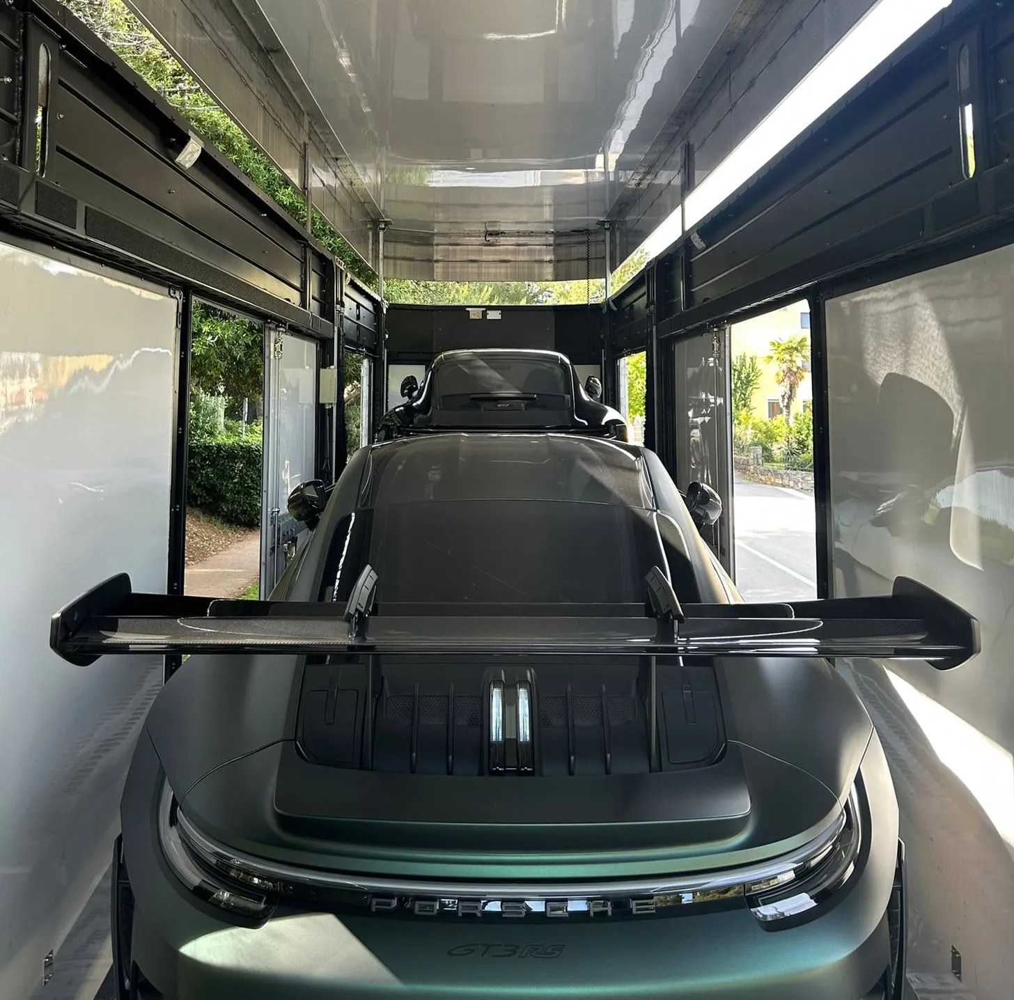 Vleugel van een Porsche 911 GT3 RS in een gesloten transporter