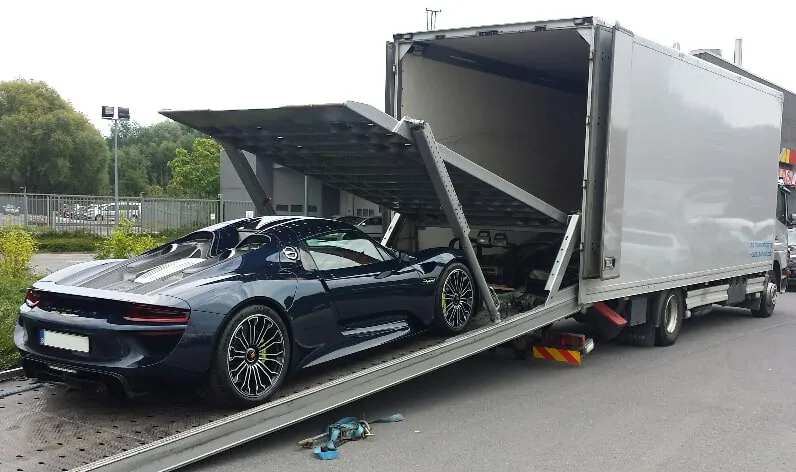Porsche 918 Spyder op de platen van een gesloten transporter