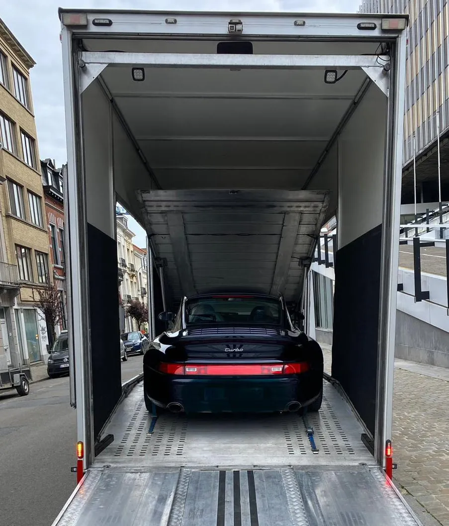 Achterzijde van een Porsche 993 Turbo in een gesloten transporter