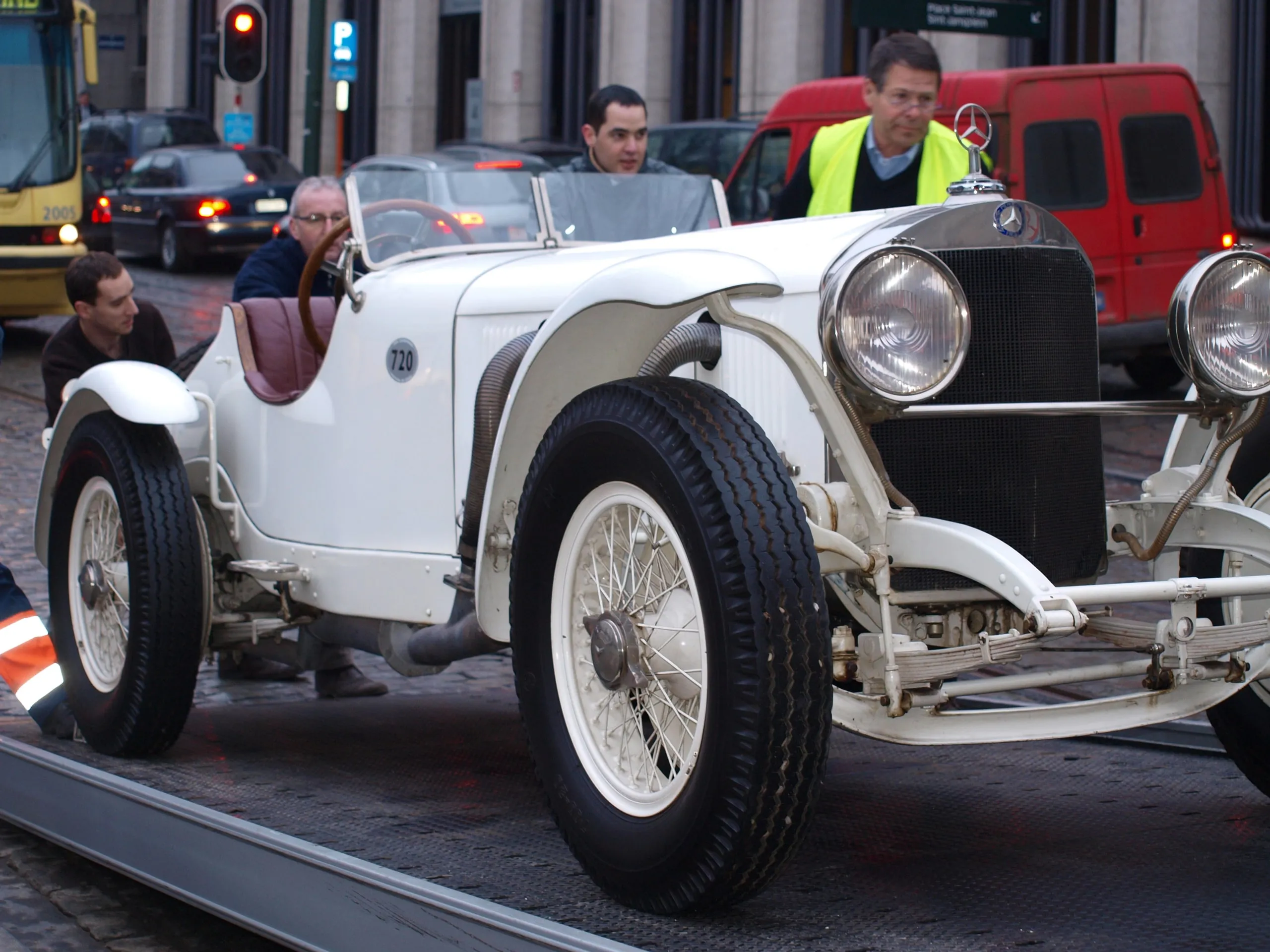 Witte vooroorlogse Mercedes SSK met uitwendige uitlaten, driekwart vooraanzicht op straat
