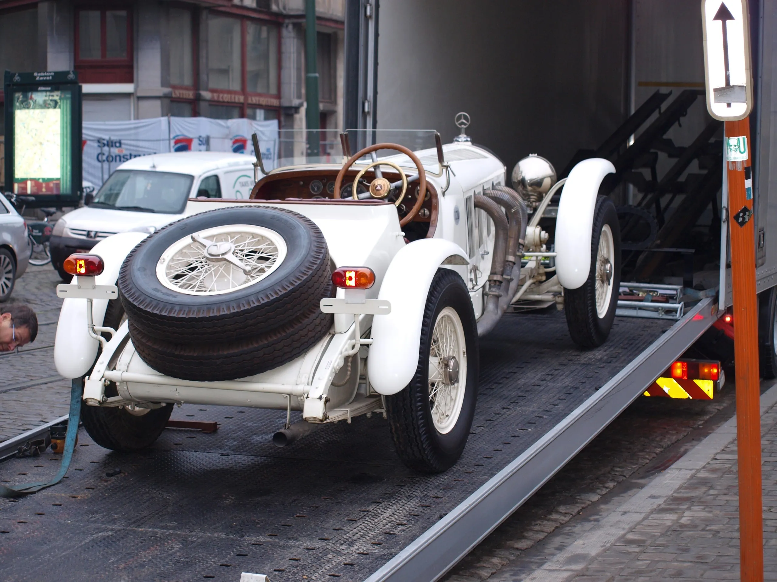 Achterzijde van een witte vooroorlogse Mercedes SSK met twee reservewielen op de staart