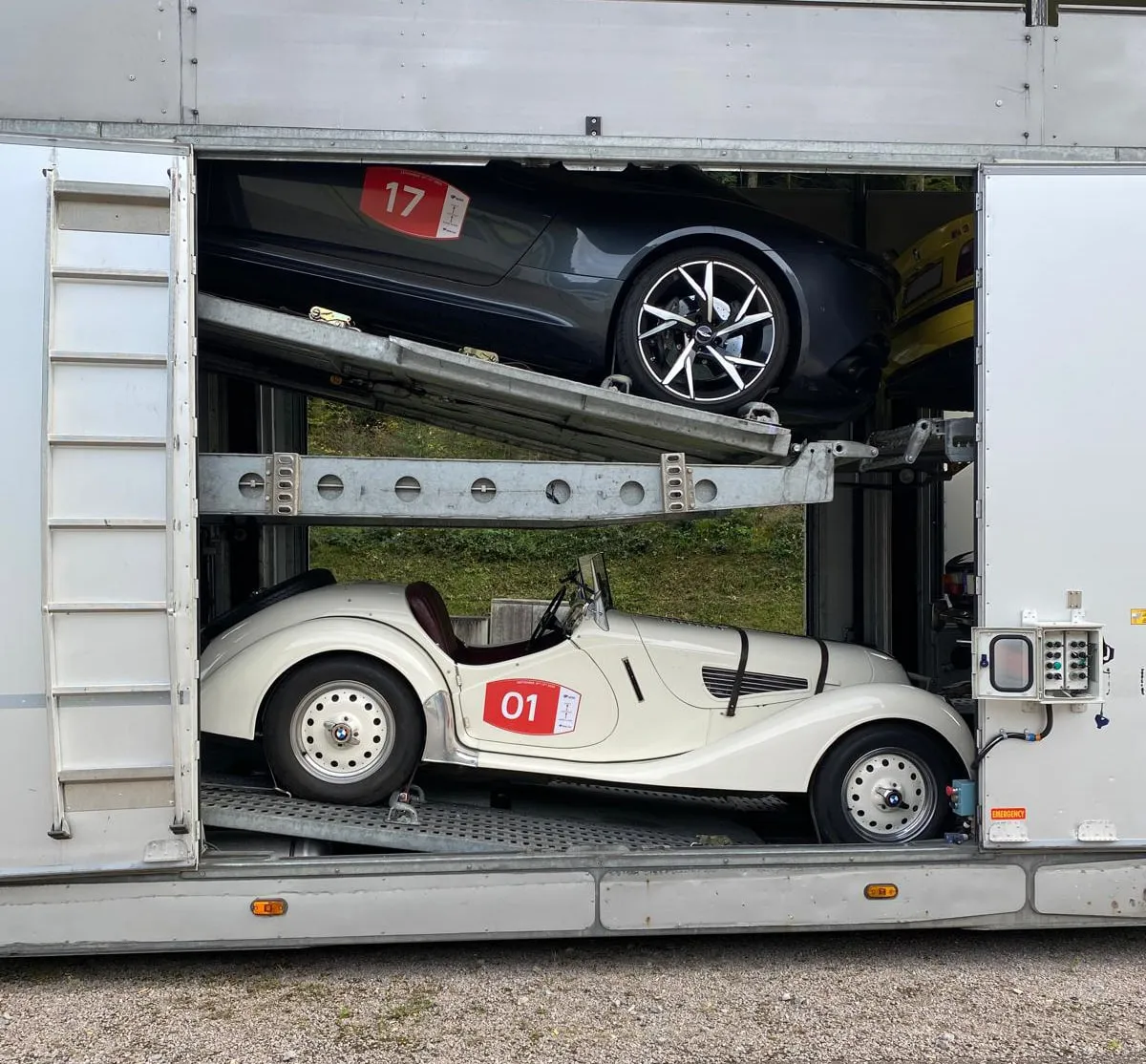 Crèmekleurige vooroorlogse roadster onderin, moderne coupé op het bovendek