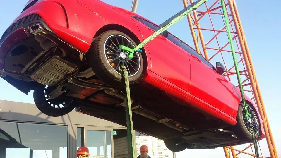 Rode sedan wordt op een dakterras neergelaten, de ploeg wacht hem op