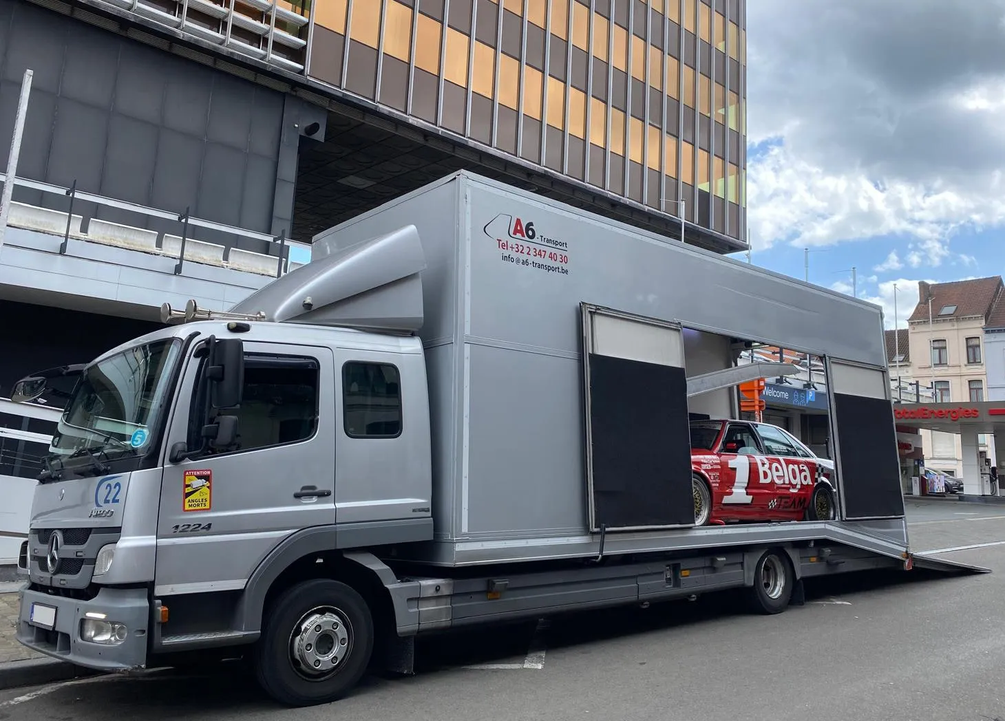 Rode toerwagen in een gesloten bakwagen geparkeerd in een stadsstraat