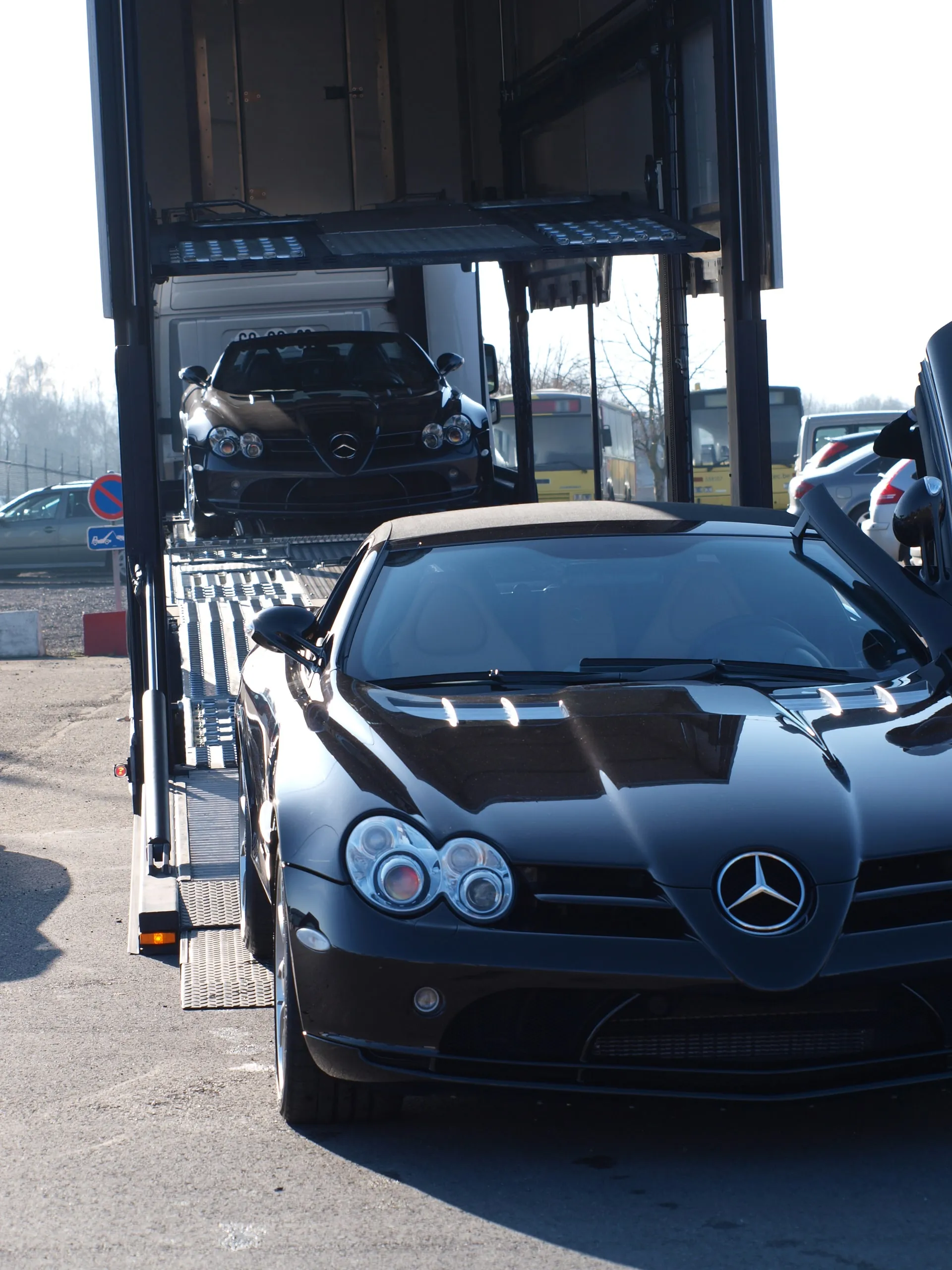 Voorzijde van een zwarte Mercedes SLR McLaren op een gesloten transporter