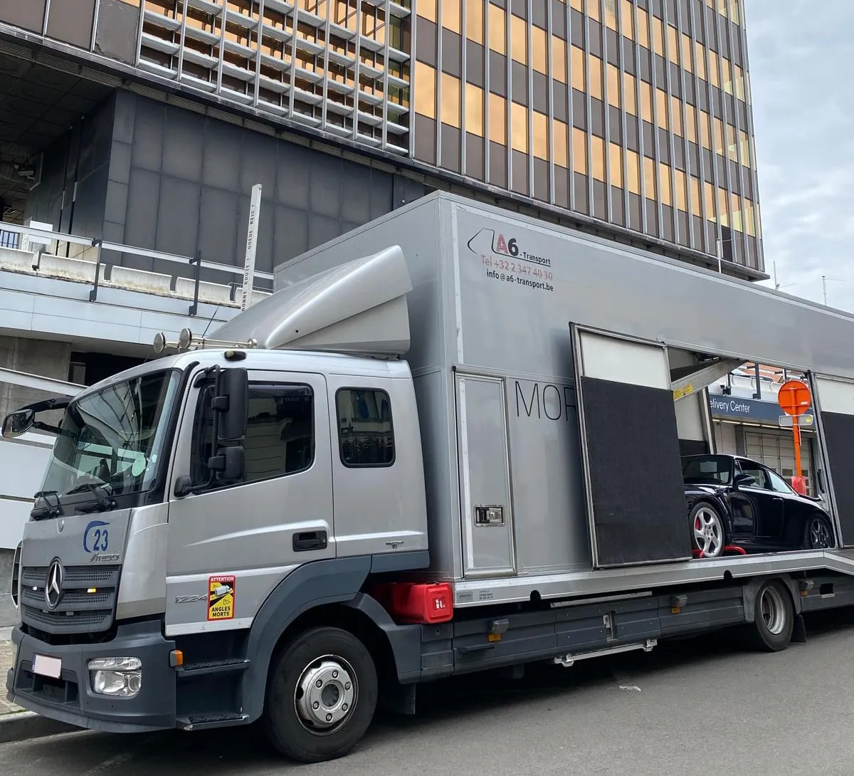 Gesloten transporter in een Brusselse straat