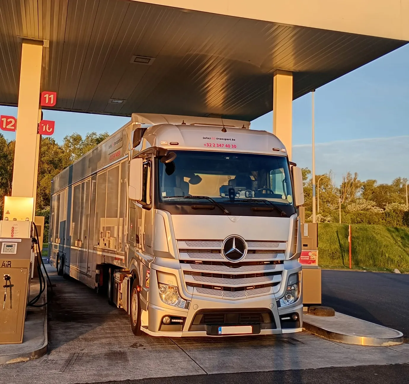 Gesloten transporter tankt op het eind van de dag