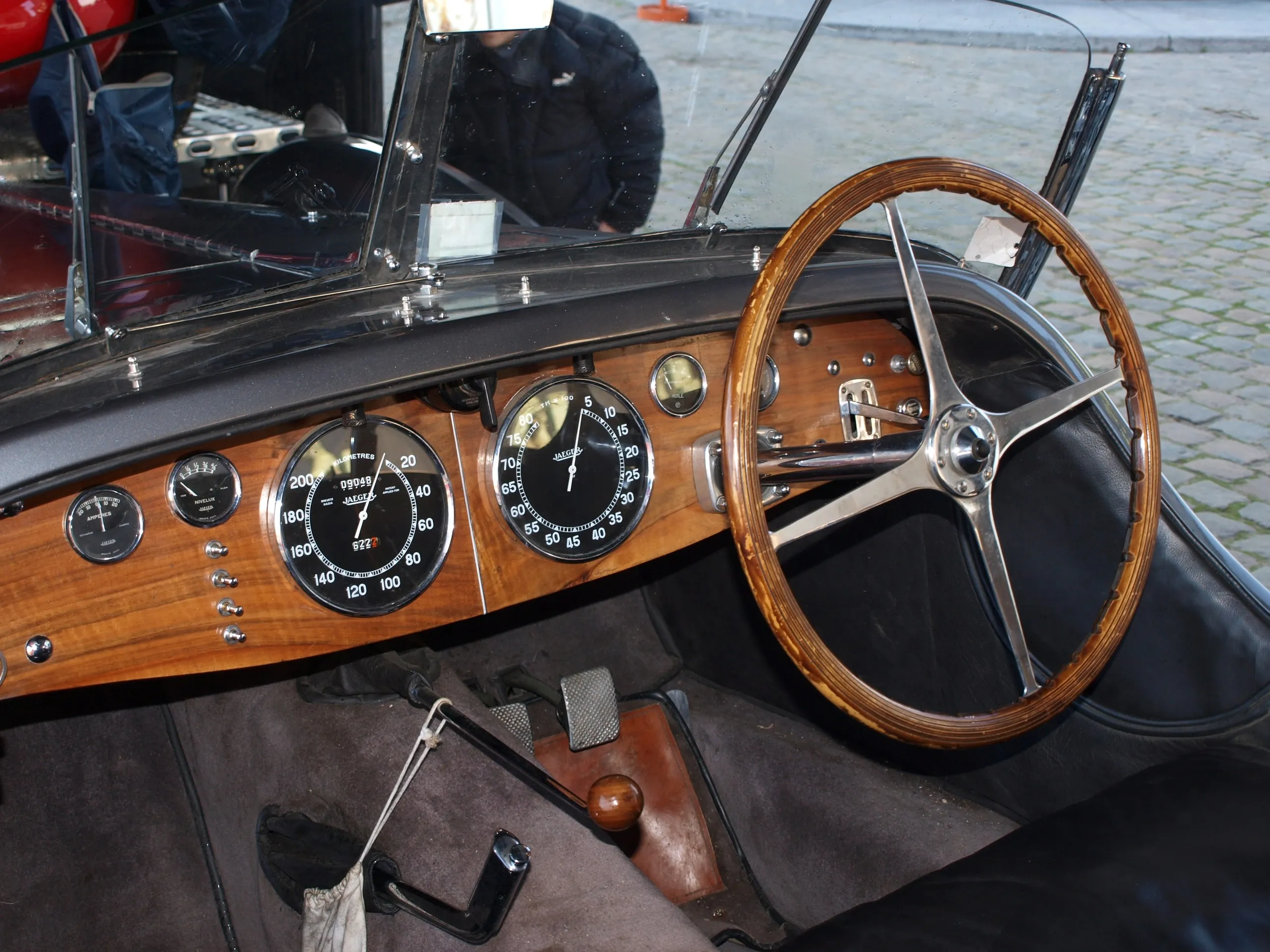 Houten stuurwiel en dashboardklokken van een vooroorlogse Bugatti
